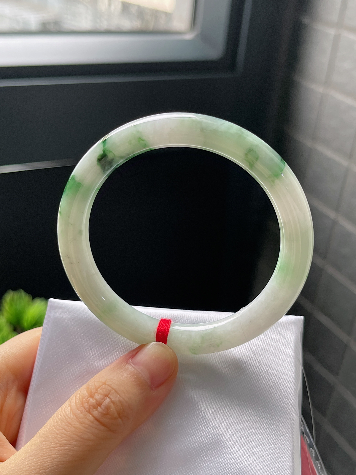 圆镯52.6圈口，翡翠糯化种飘绿手镯