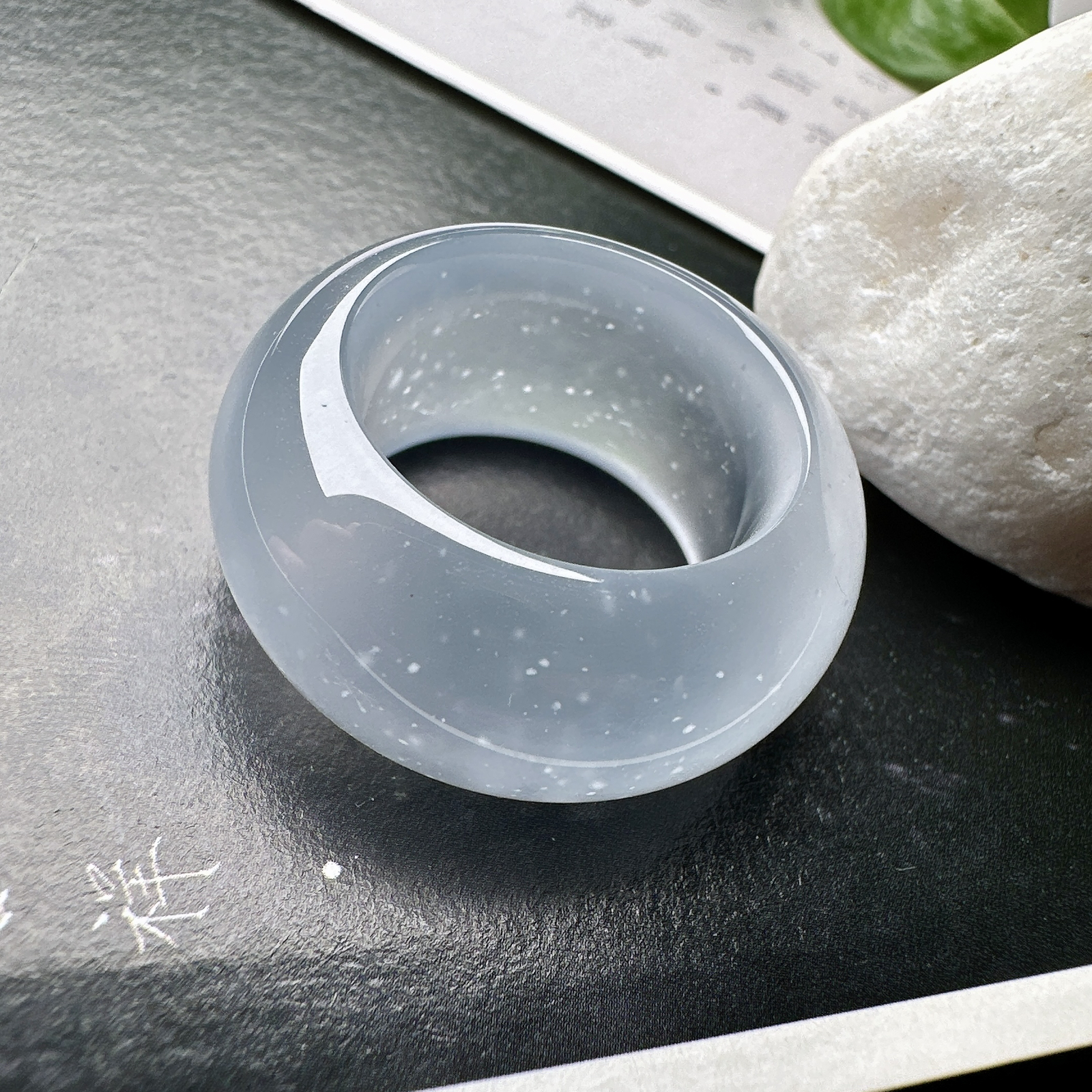 【玻璃种轮胎戒圈】老坑雪花棉，难得的冰润度，难得的好颜色，韵味十足，古色古香。也可当甜甜圈佩戴