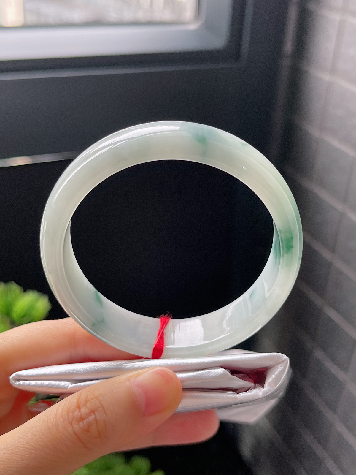 正圈57圈口，翡翠冰糯种飘绿手镯