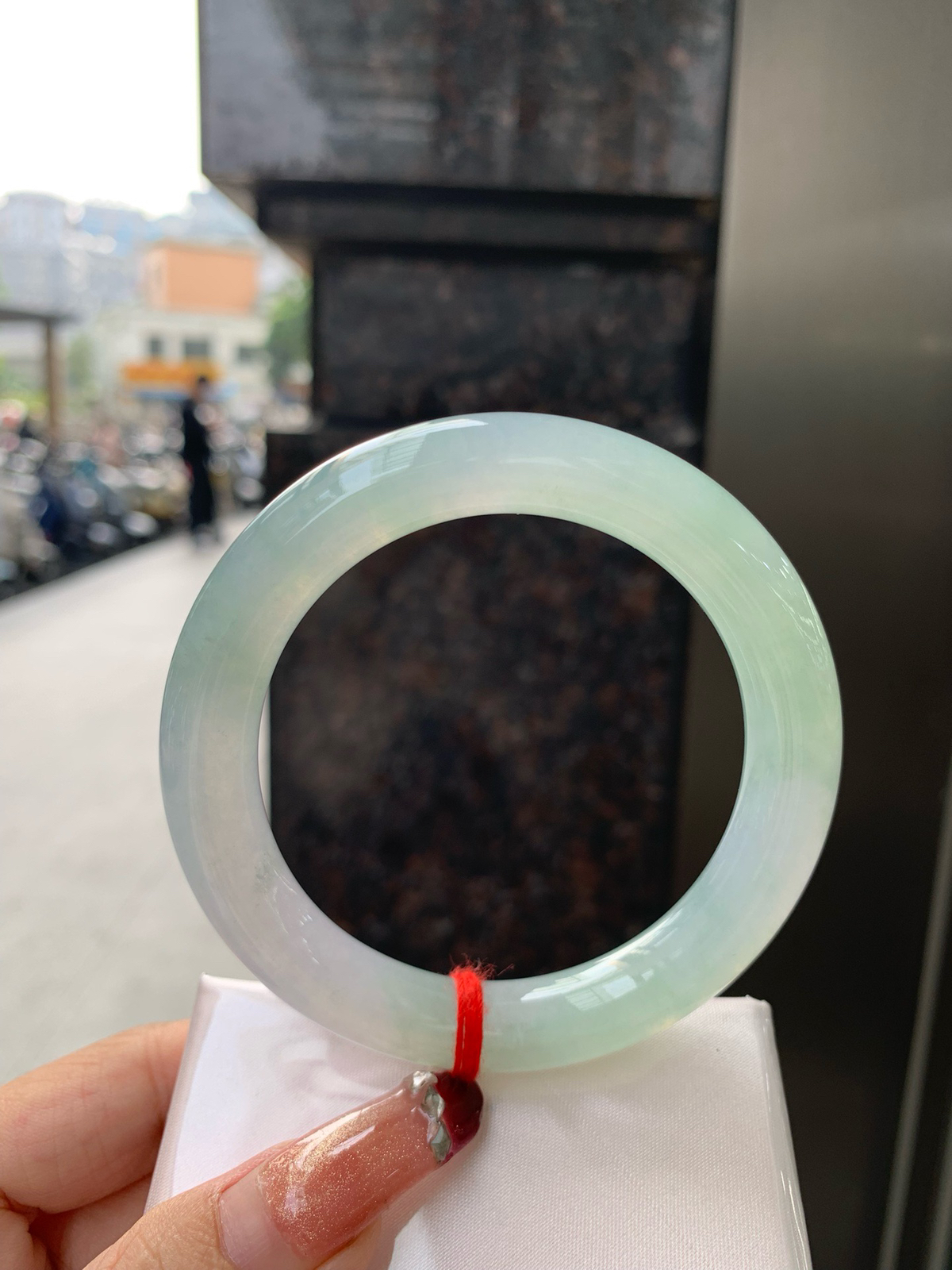 冰晴绿圆条
57-10.8-11
无暇，底妆冰润细腻，满圈淡雅晴绿，像初春嫩芽落入清泉，均匀柔和，抬眼就是一片宁静感