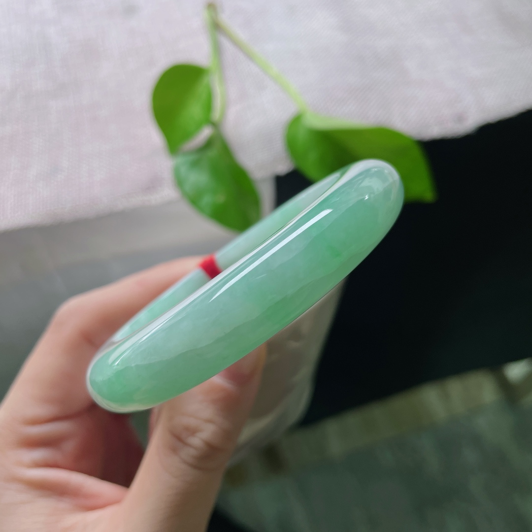 绿底正圈，水润肉细，甜美，皮纹不影响佩戴，镯型厚装，饱满，ss52486a