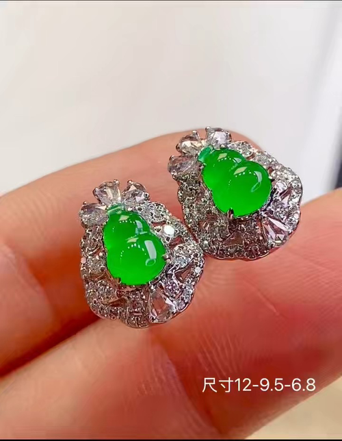 ️ 18k金+钻玻璃种阳绿葫芦耳钉，饱满色满起荧光，性比高，无裂，12-9.5-6.8