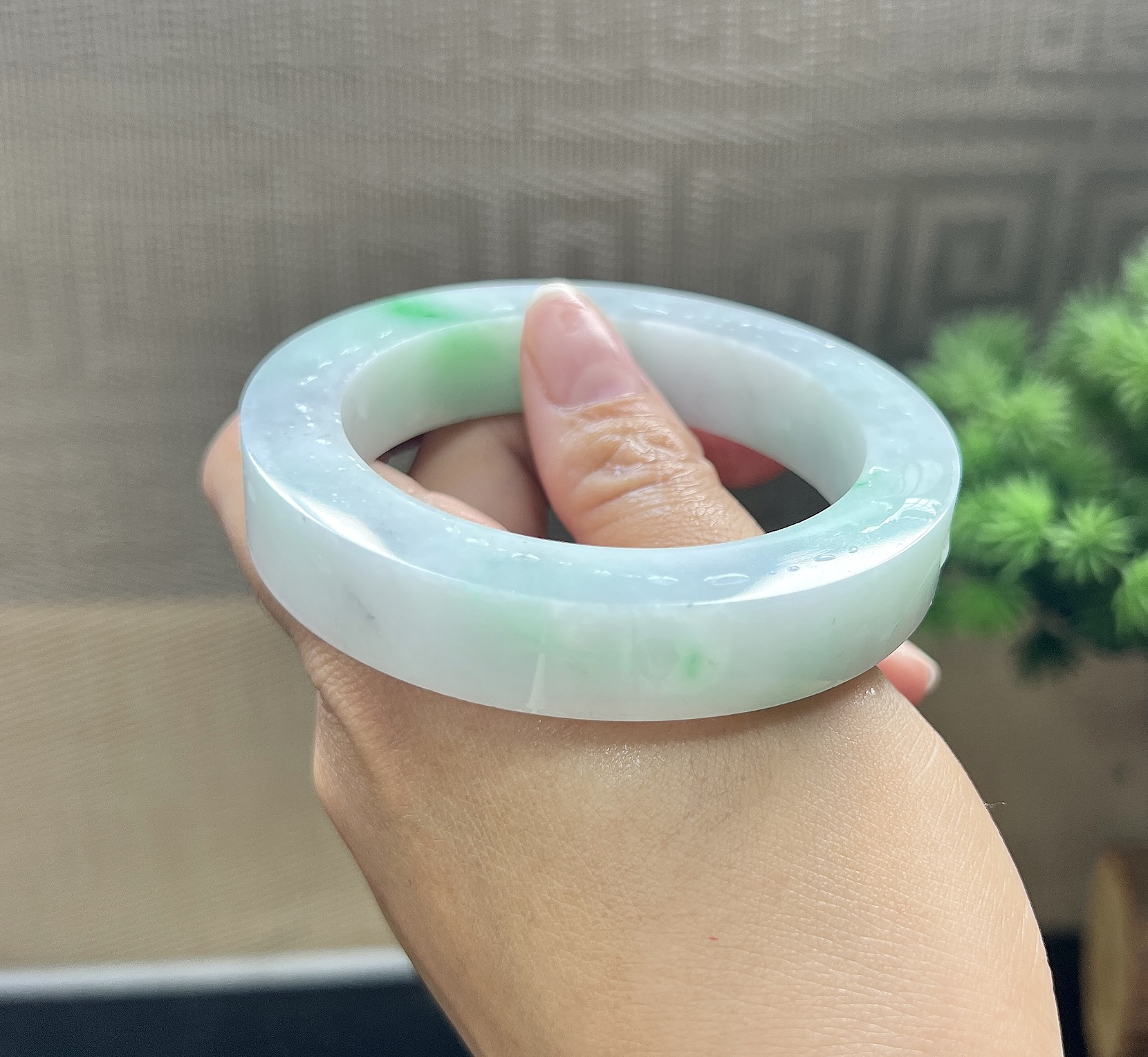 翡翠毛坯，（纹裂放漏）正圈最大做58，圆条最大做55.5，最小做53.5