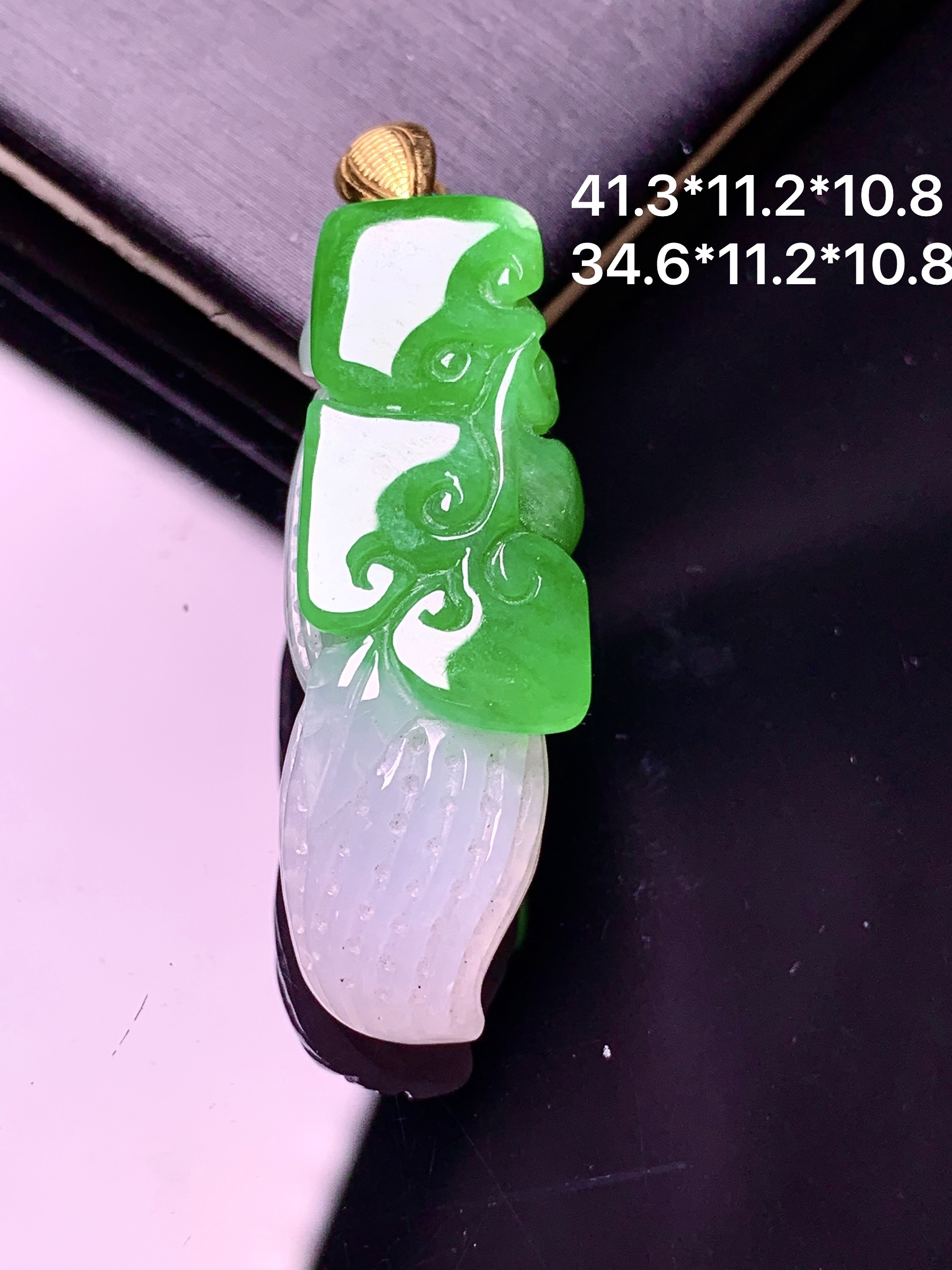 18k金镶嵌飘绿花生吊坠 玉质细腻 色泽艳丽清新 水润亮眼 整体尺寸41.3*11.2*10.8 a5