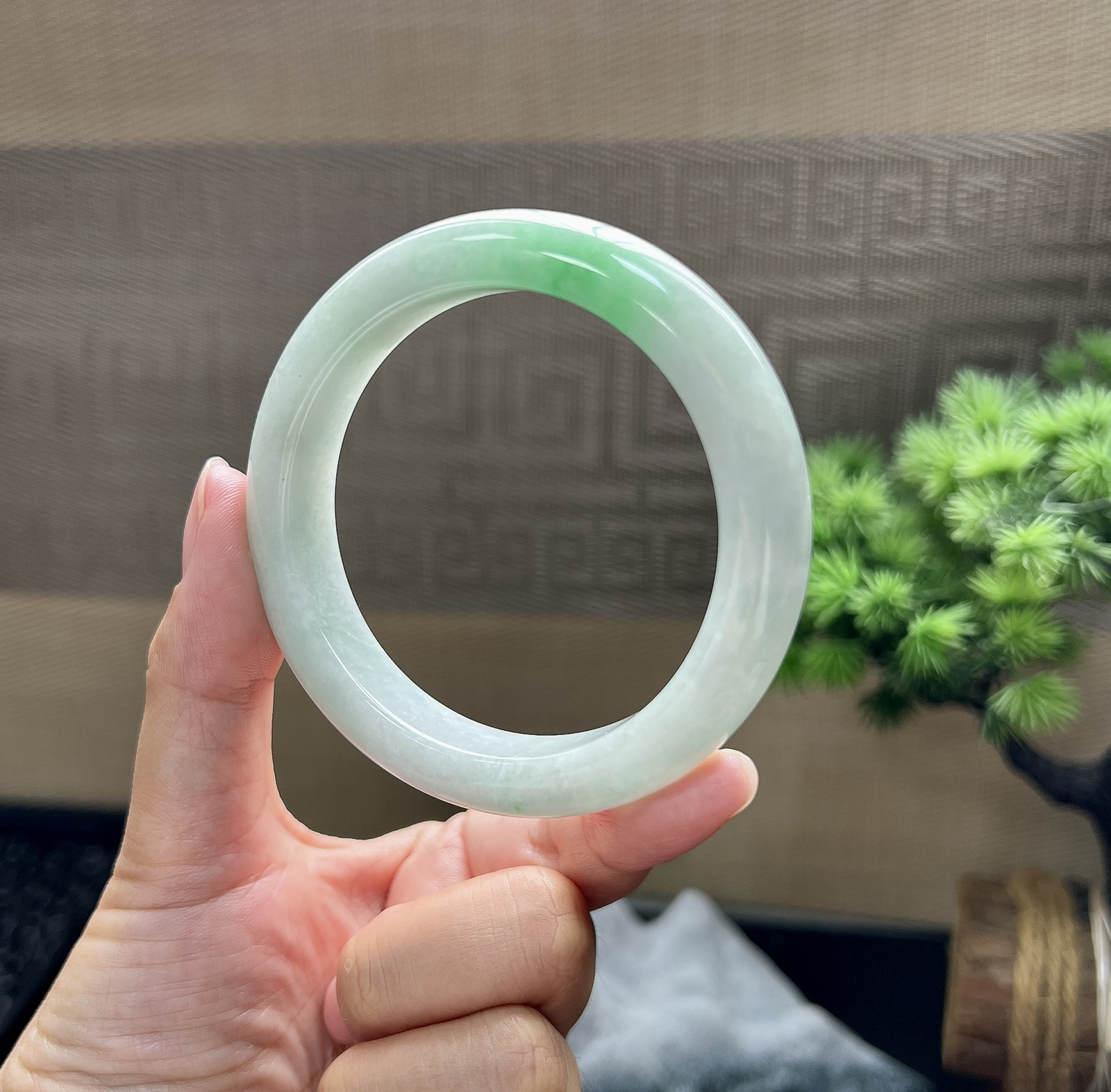 57圈口正圈飘绿翡翠手镯