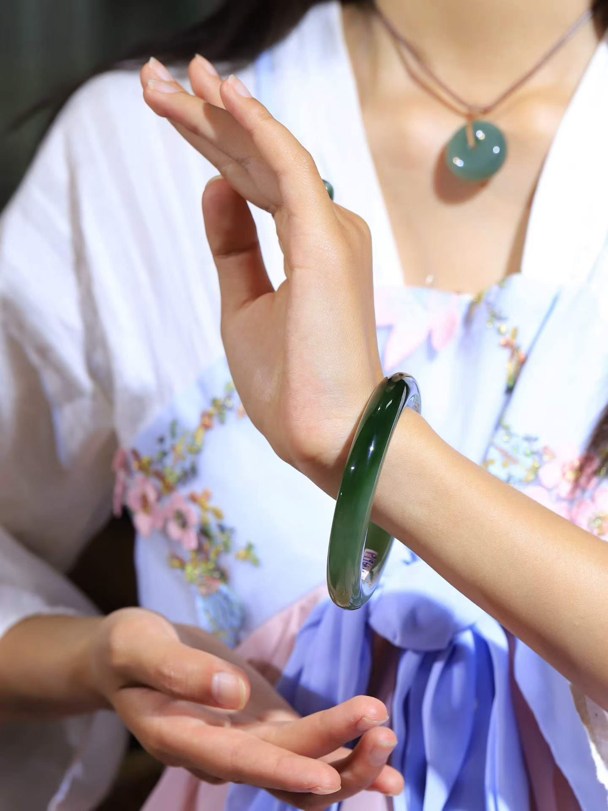 【碧波流转·手镯】

收藏级臻品️和田玉碧玉圆条手镯，玉质细腻温润，手感舒适，️线条流畅，简约大气，美自天成，佩戴于腕间，婉约之美，举手投足间透出那份低调奢华，醉人心扉。
重75.2克 内径圈口60mm尺寸12-12mm  FDA-13501908