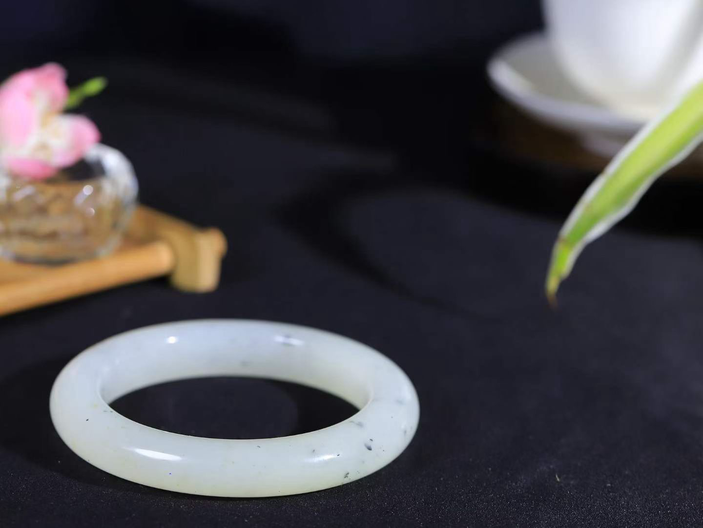 （一见倾心.手镯）

精品和田玉手镯，玉质温润细腻 油性十足 手感舒适，高华雅逸，线条流畅，简约大气，美自天成，素雅高贵。佩戴于腕间，婉约之美，举手投足间透出那低调奢华。重64.5克  内径56.5mm尺寸11.9-10.9mm FDL-79501900
