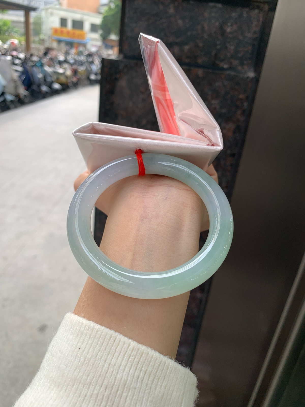 冰晴绿圆条
57-10.8-11
无暇，底妆冰润细腻，满圈淡雅晴绿，像初春嫩芽落入清泉，均匀柔和，抬眼就是一片宁静感