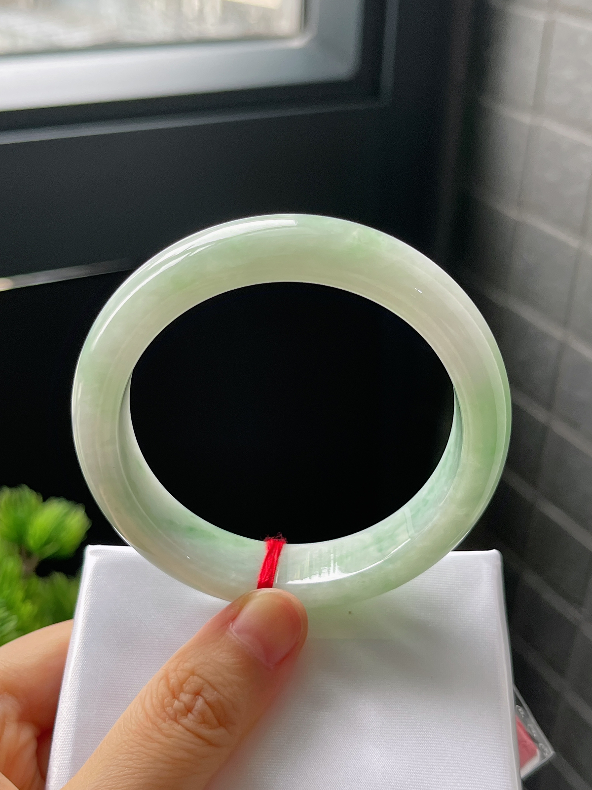 正圈55.8圈口，翡翠糯化种淡绿色手镯