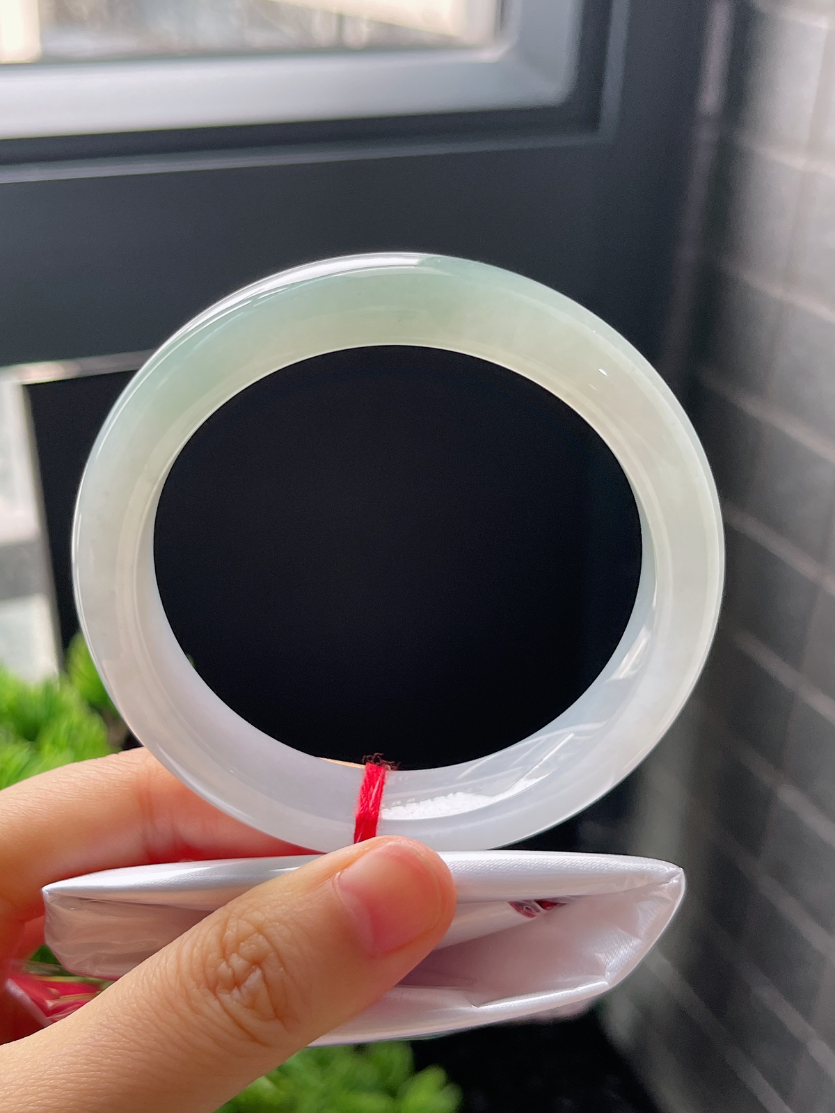 正圈57圈口，翡翠冰糯种淡绿色手镯