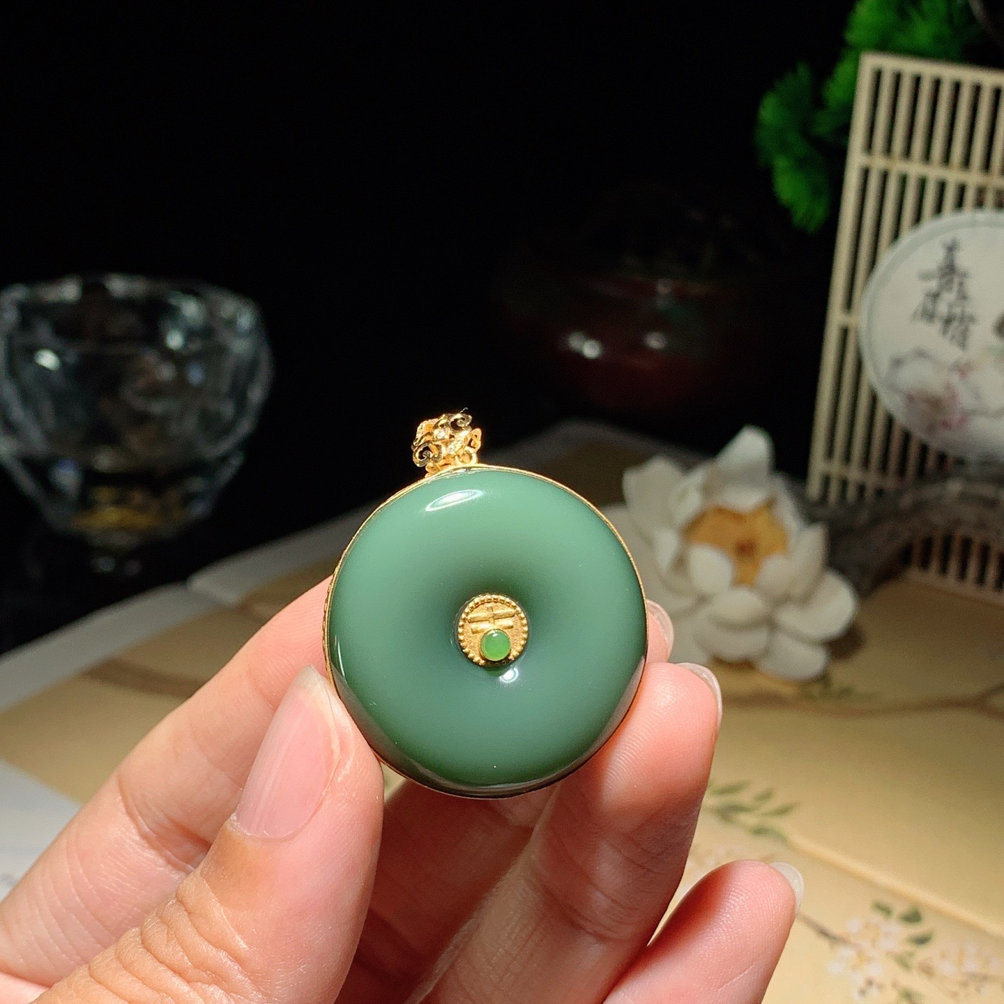 和田玉鸭蛋青18k俄罗斯碧玉平安扣挂件！尺寸30/8重15.4克。玉质细腻油润。手推出油。佩戴高端典雅。lt260520