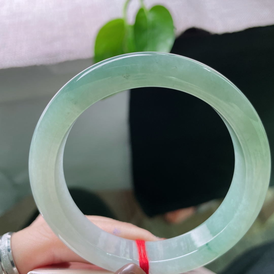 58.1/12.7/9.1，浅蓝底正圈，水头好，一抹浅花随腕转，如微风拂过春水，无裂，ss53259a