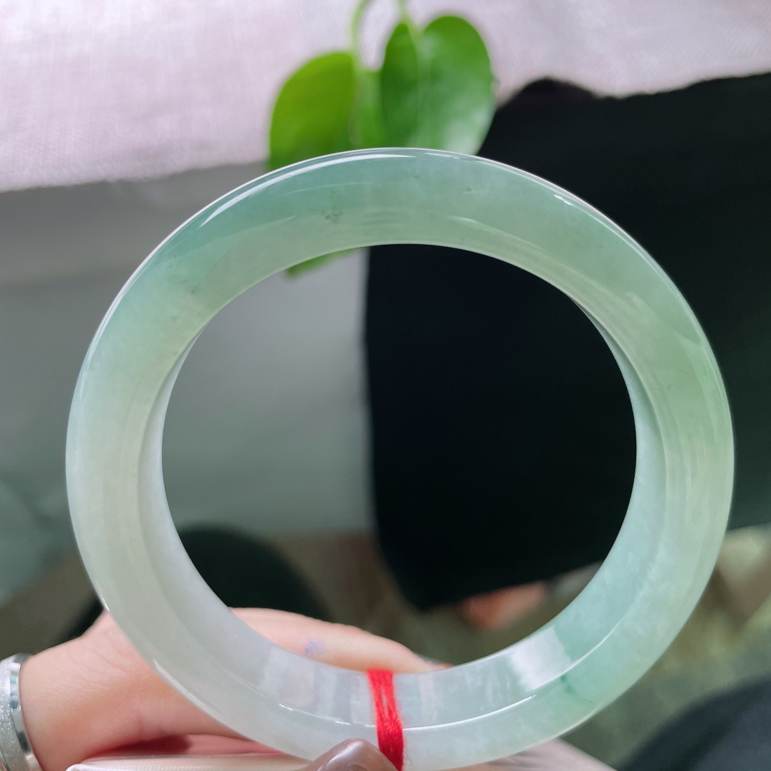 58.1/12.7/9.1，浅蓝底正圈，水头好，一抹浅花随腕转，如微风拂过春水，无裂，ss53259