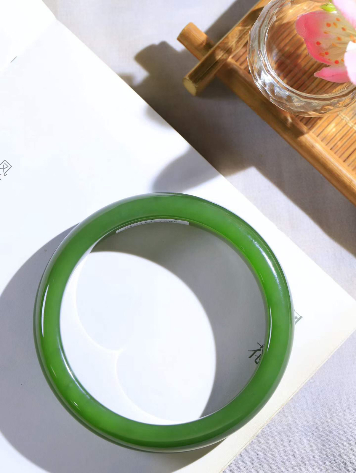 （温柔雅致.手镯）

精品️和田玉碧玉手镯。镯型饱满，温润细腻，脂润沁香。️执一卷书，沏一盏茶，着一袭裙，戴一只镯。淡淡浅笺，素心若兰，静赏玉中诗画。悠悠岁月，芊手轻摘，盛满诗样芳华。重57.5克   尺寸59.5-12.7-8.3mm    FDA-32501900