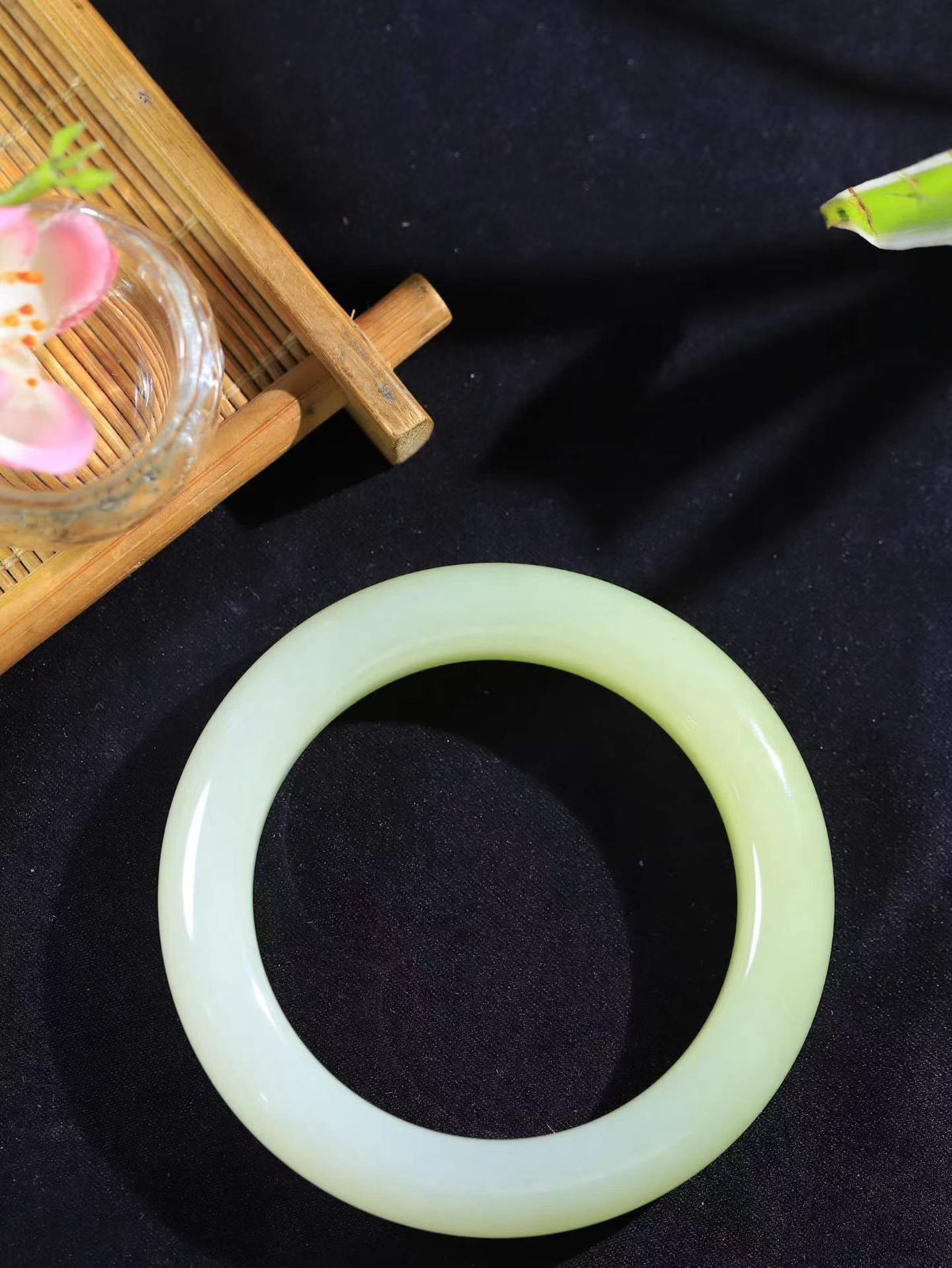 【花样年华·手镯】

精品和田玉黄口手镯，质地油润细腻，色泽高贵典雅，镯型古朴典雅。在诗情画意的雨巷相遇，你是我腕间的一抹风情，有你眸有深情，清风荡漾湖间静水，我愿俯身低眉，在烟波涟漪处，寻你深情倩影。
重69.6克  尺寸54.5-12.9-10.7mm   75501954A