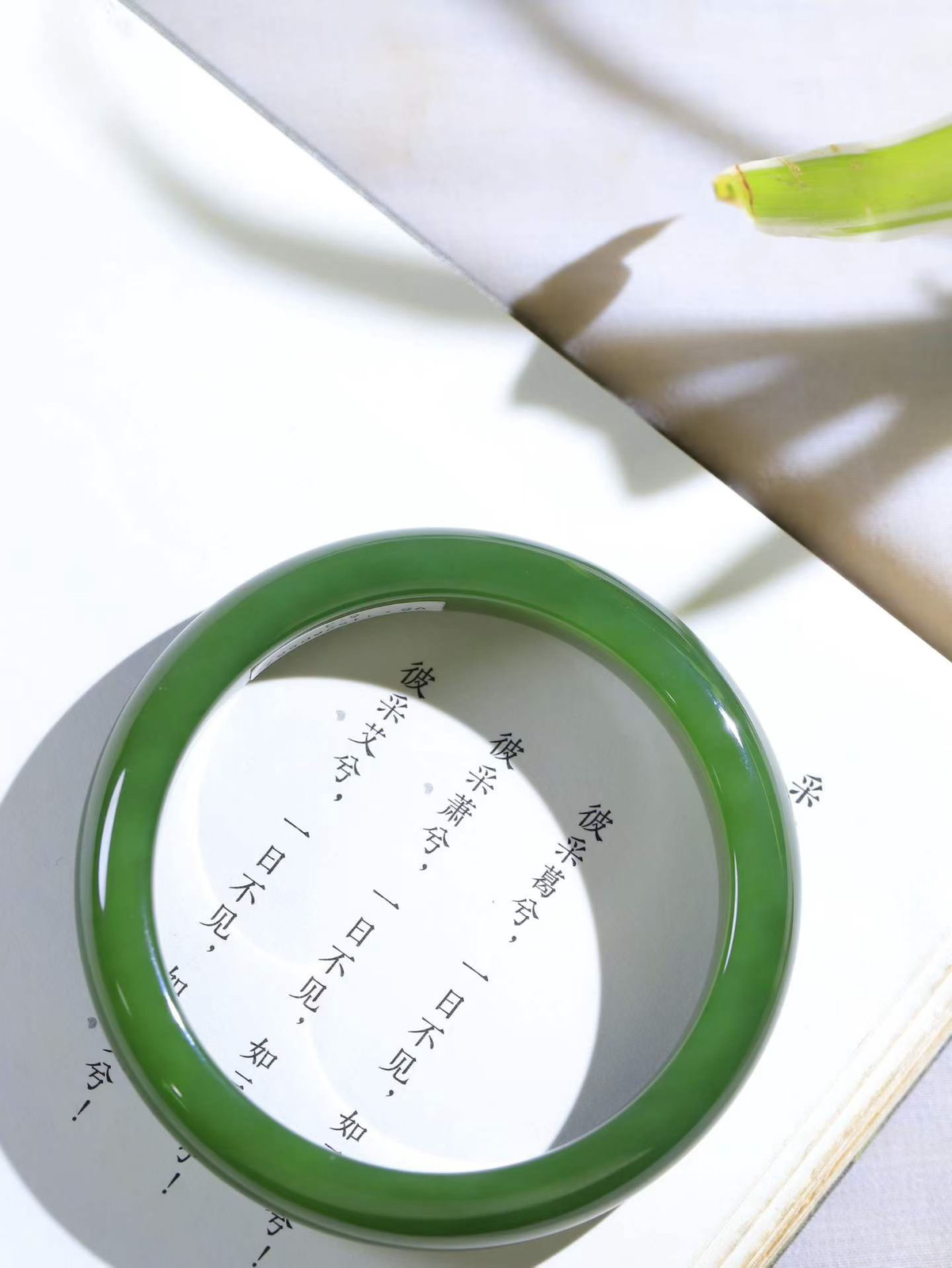 【悠悠芳华.镯】

精品和田玉碧玉手镯 玉质温润 青葱岁月，尽收腕中，婉转流畅，凝岁月悠长。盈一眸恬淡，挽一抹绿意。重56.7克 内径59.5mm尺寸12.8-8.2mm   86501955A