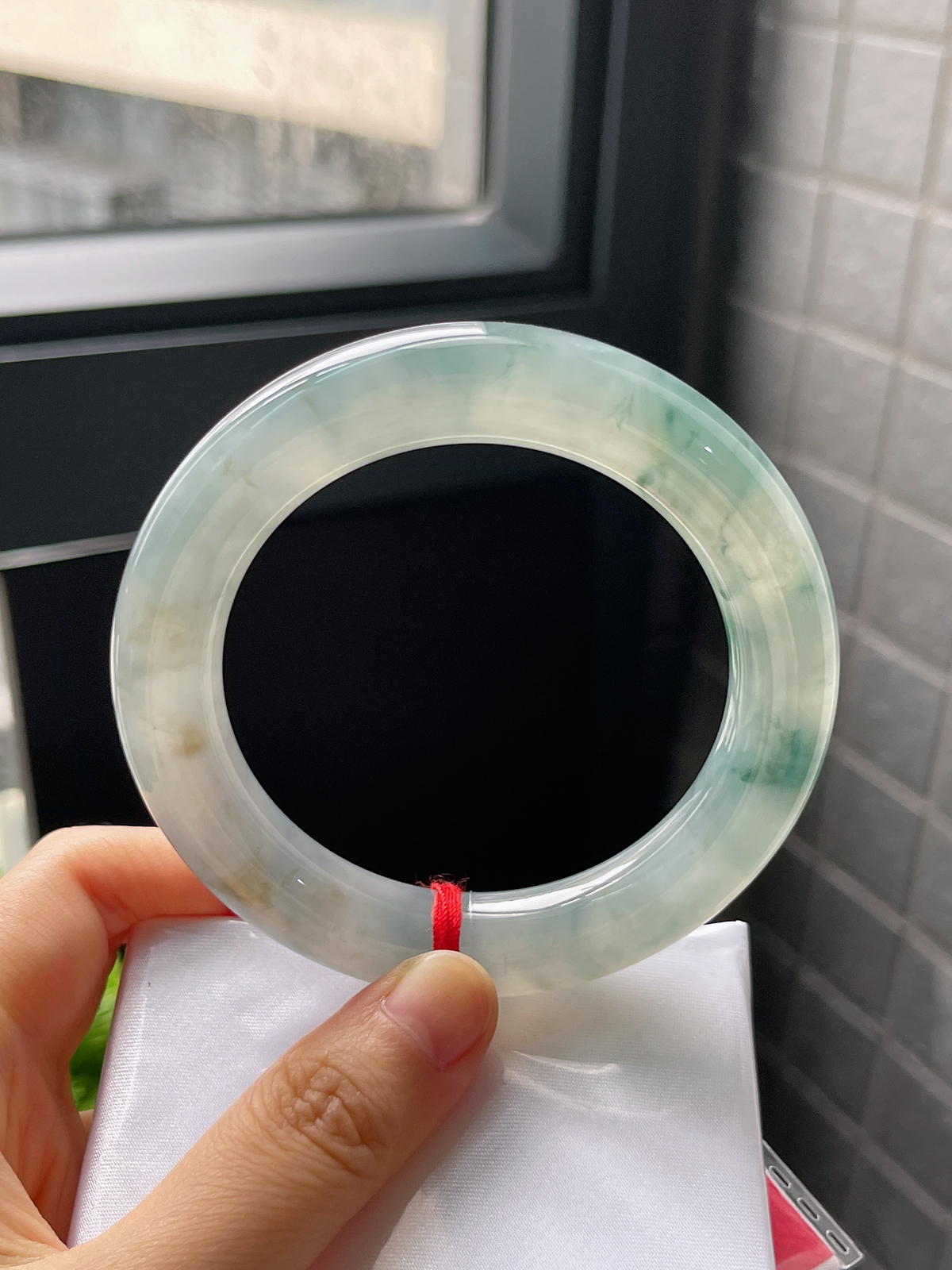 圆镯56.8圈口，翡翠冰糯种飘花手镯