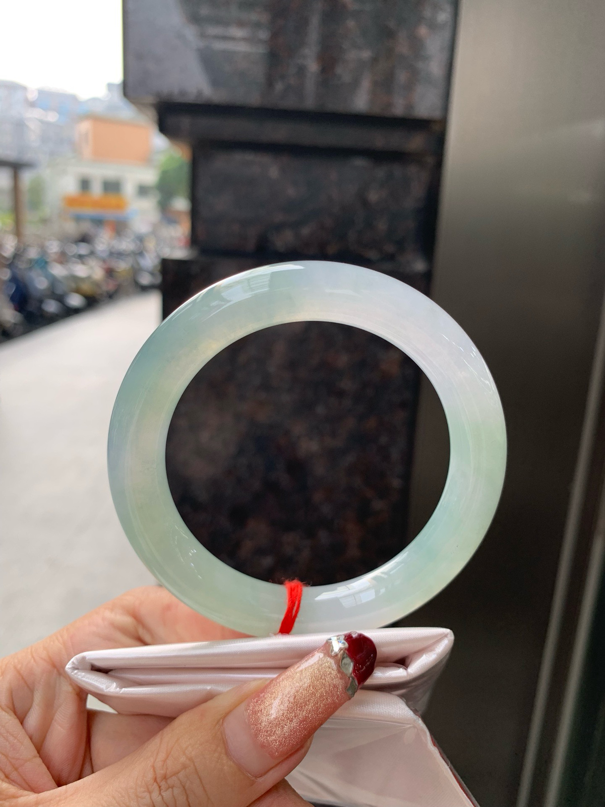 冰晴绿圆条
57-10.8-11
无暇，底妆冰润细腻，满圈淡雅晴绿，像初春嫩芽落入清泉，均匀柔和，抬眼就是一片宁静感