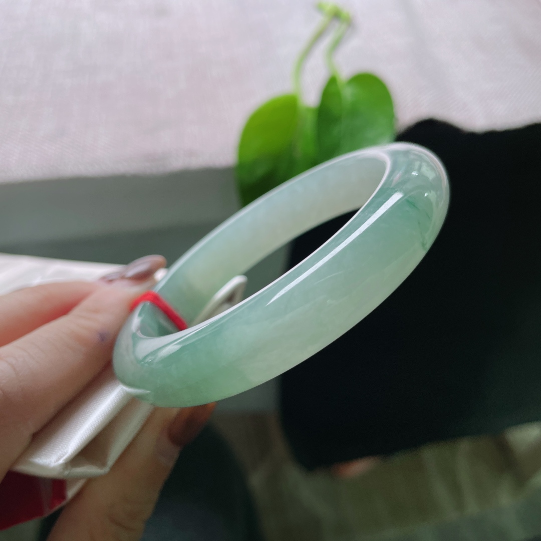 58.1/12.7/9.1，浅蓝底正圈，水头好，一抹浅花随腕转，如微风拂过春水，无裂，ss53259a