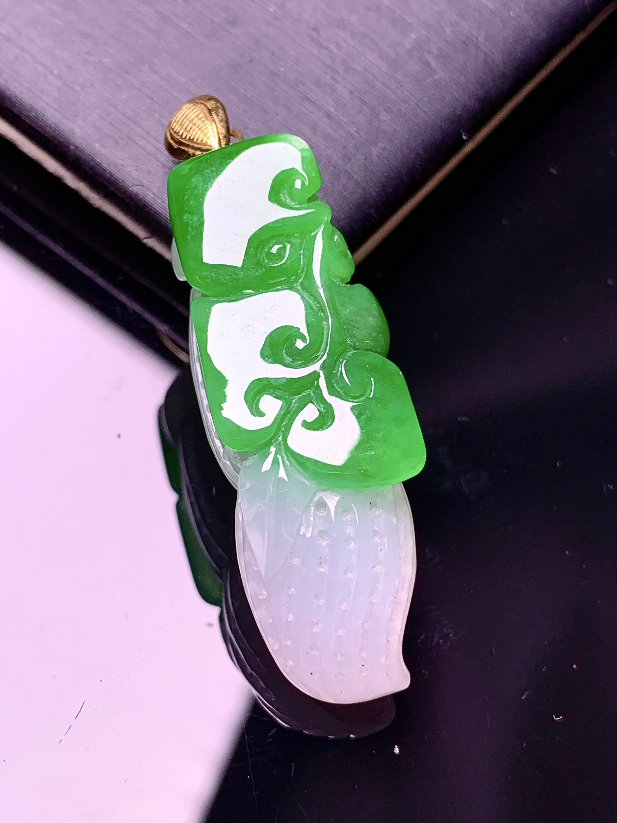 18k金镶嵌飘绿花生吊坠 玉质细腻 色泽艳丽清新 水润亮眼 整体尺寸41.3*11.2*10.8 a5