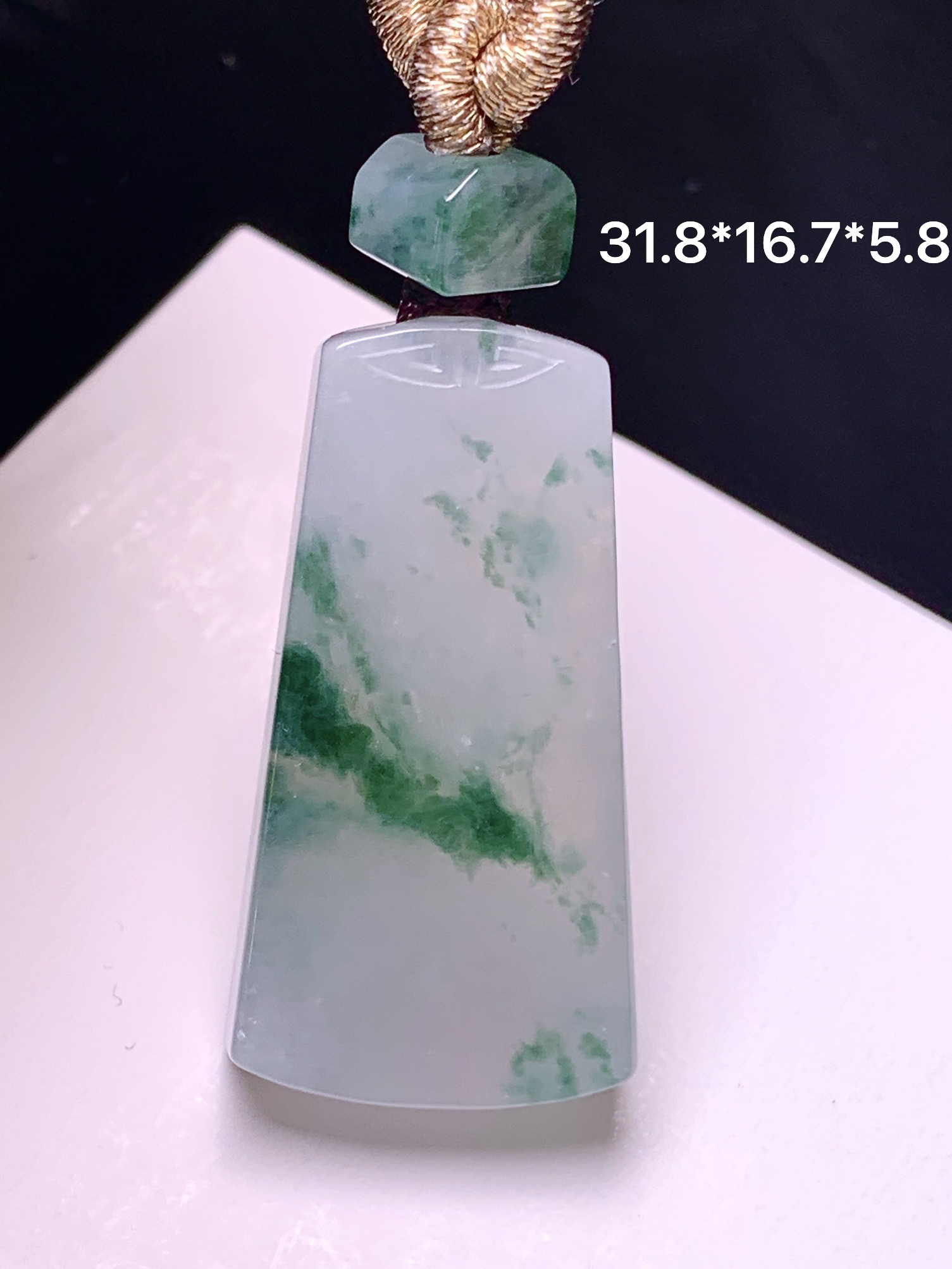 飘绿无事牌吊坠 玉质细腻 色泽艳丽清新 水润亮眼 整体尺寸31.8*16.7*5.8 e1