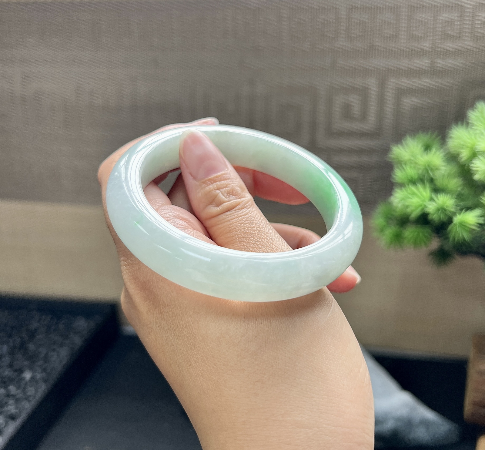 57圈口正圈飘绿翡翠手镯