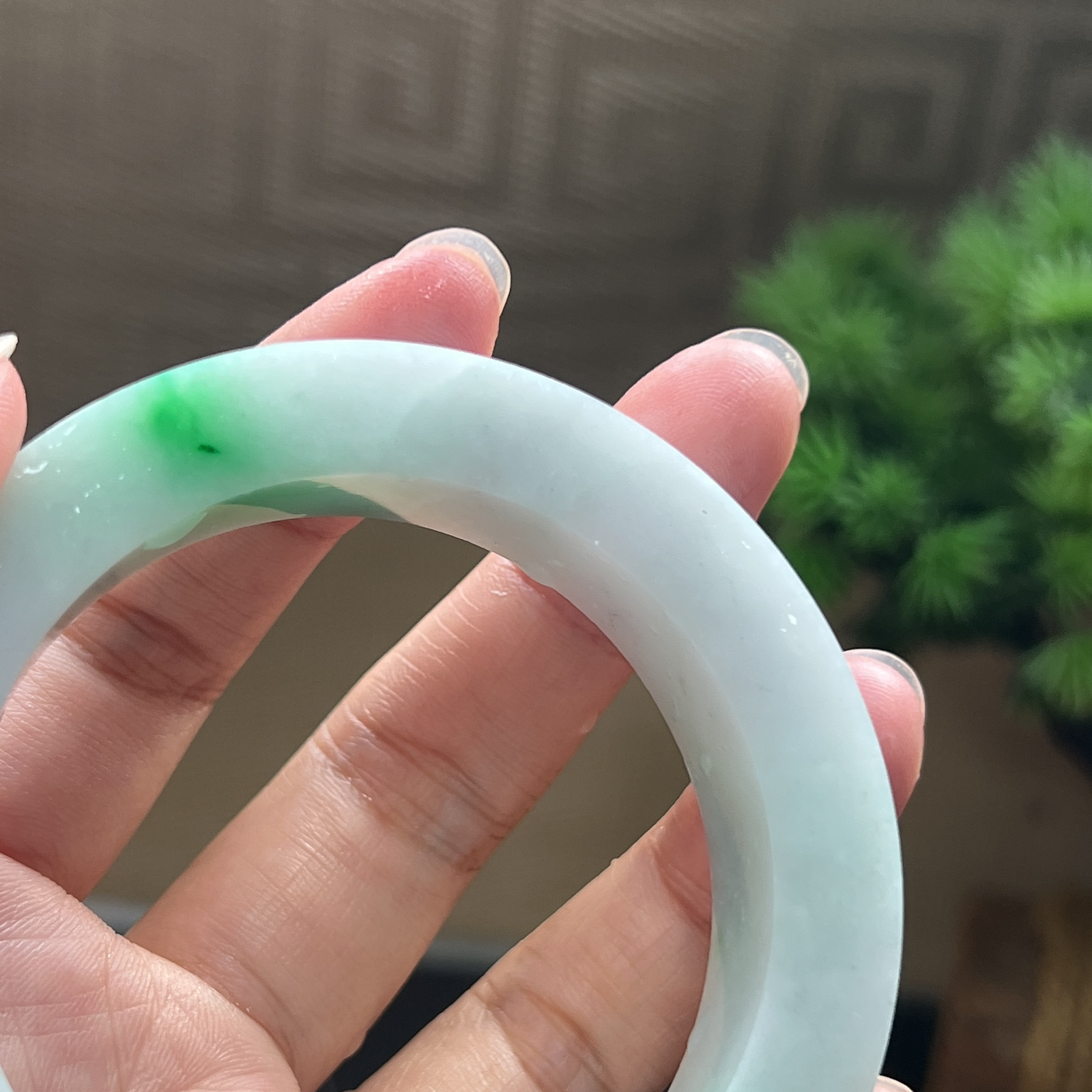翡翠毛坯，（纹裂放漏）正圈最大做58，圆条最大做55.5，最小做53.5