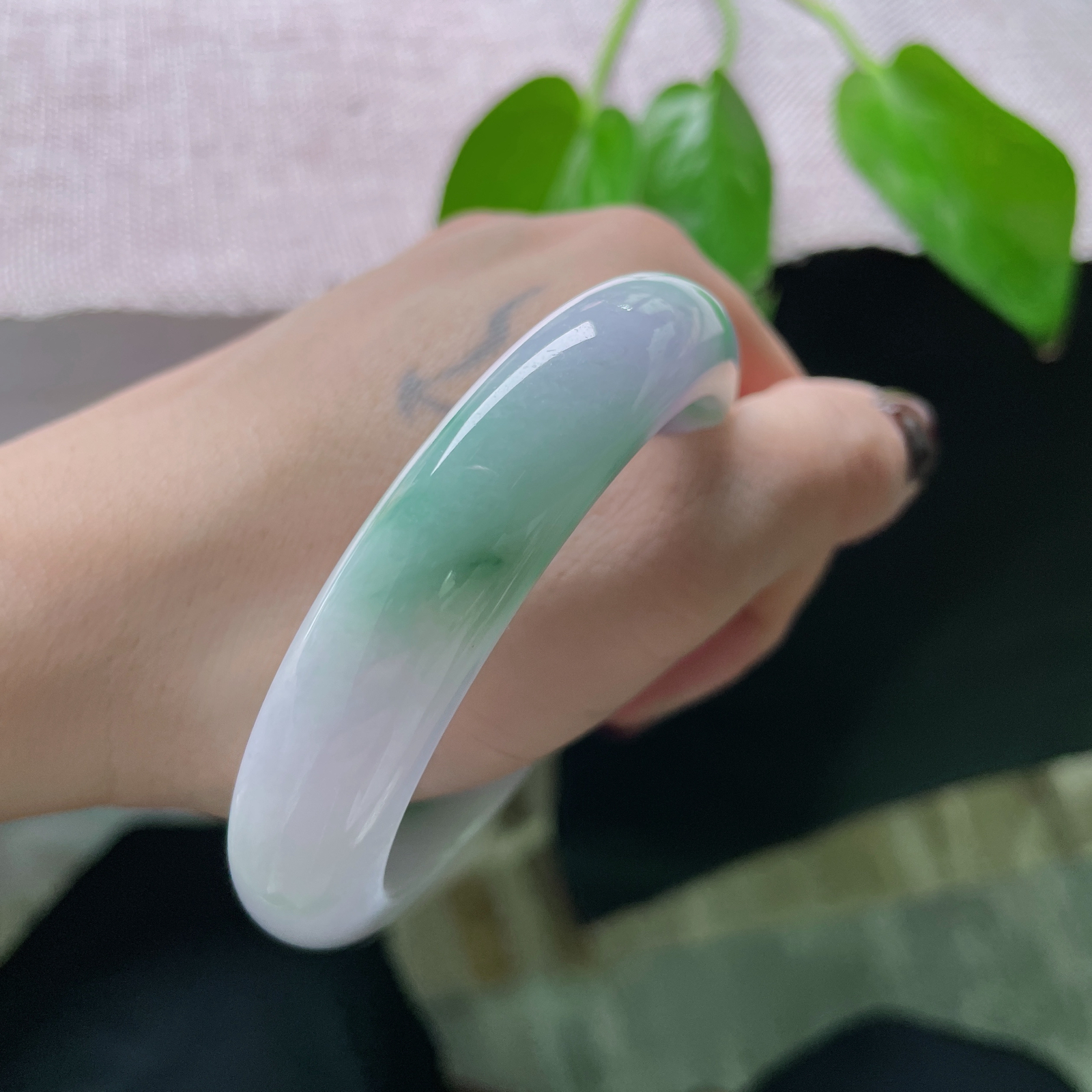 55.5/13.5/8.8，春彩正圈，水润，细腻，紫是未醒的梦，绿是生长的诗。ss50438a..