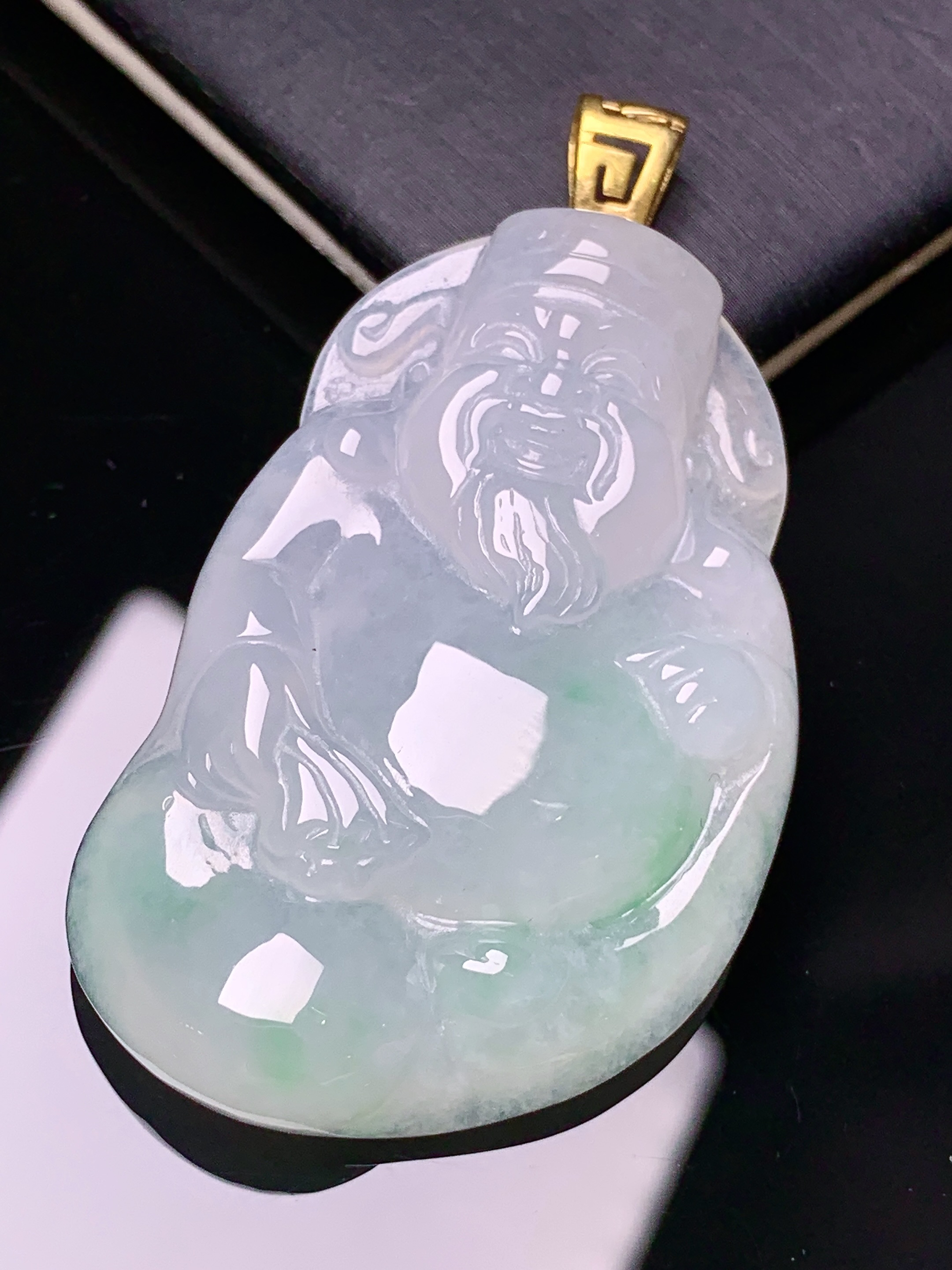 18k金镶嵌飘绿财神吊坠 玉质细腻 色泽艳丽清新 水润亮眼 整体尺寸53.2*29.2*7.5 e1