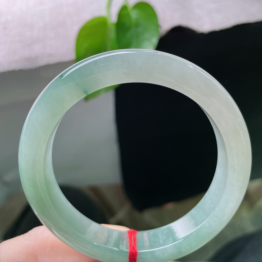 浅蓝底正圈，水头好，一抹浅花随腕转，如微风拂过春水，无裂，ss54658a