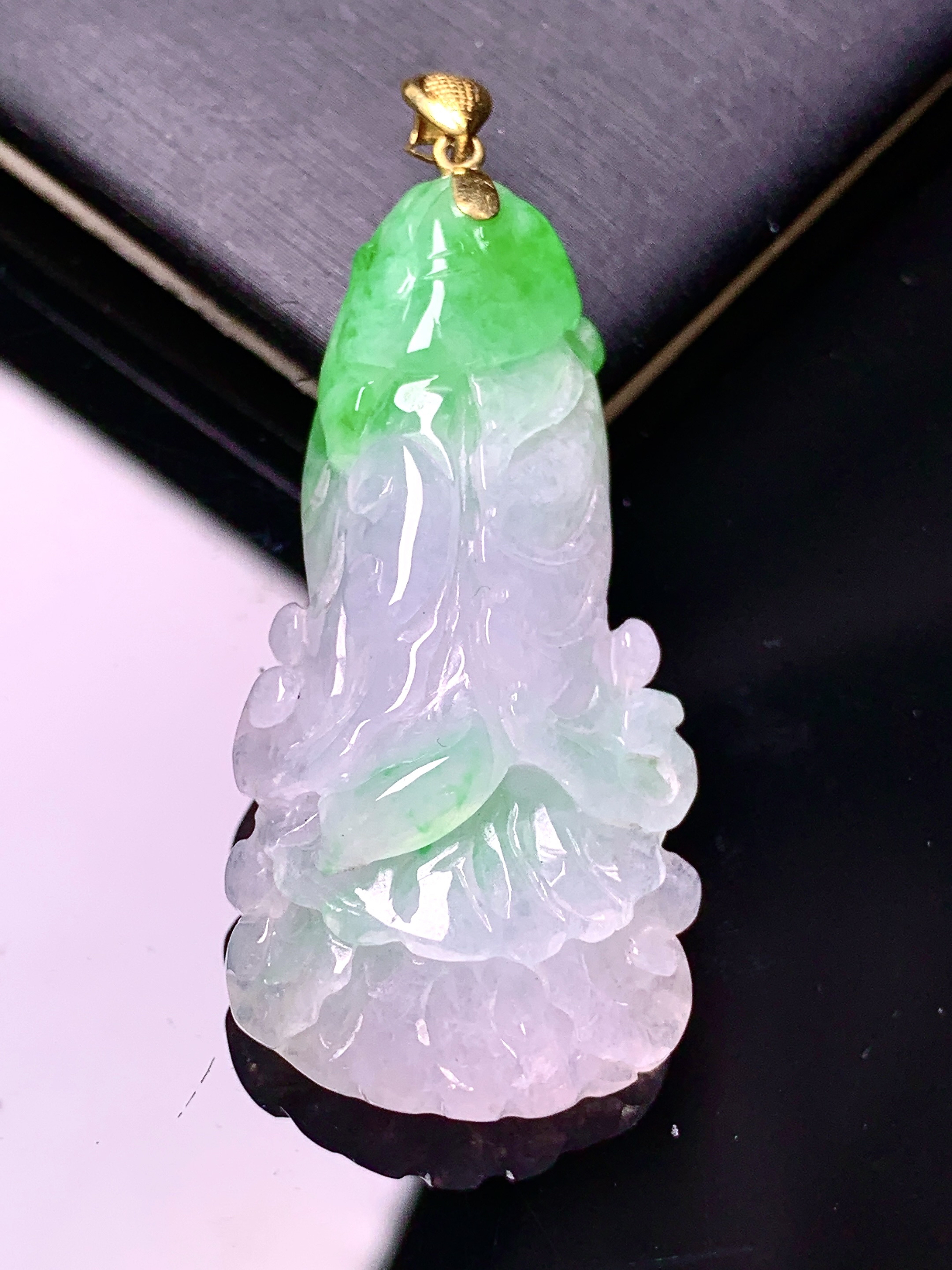 18k金镶嵌飘绿白菜吊坠 玉质细腻 色泽艳丽清新 水润亮眼 整体尺寸46.3*19.8*10.8 a5