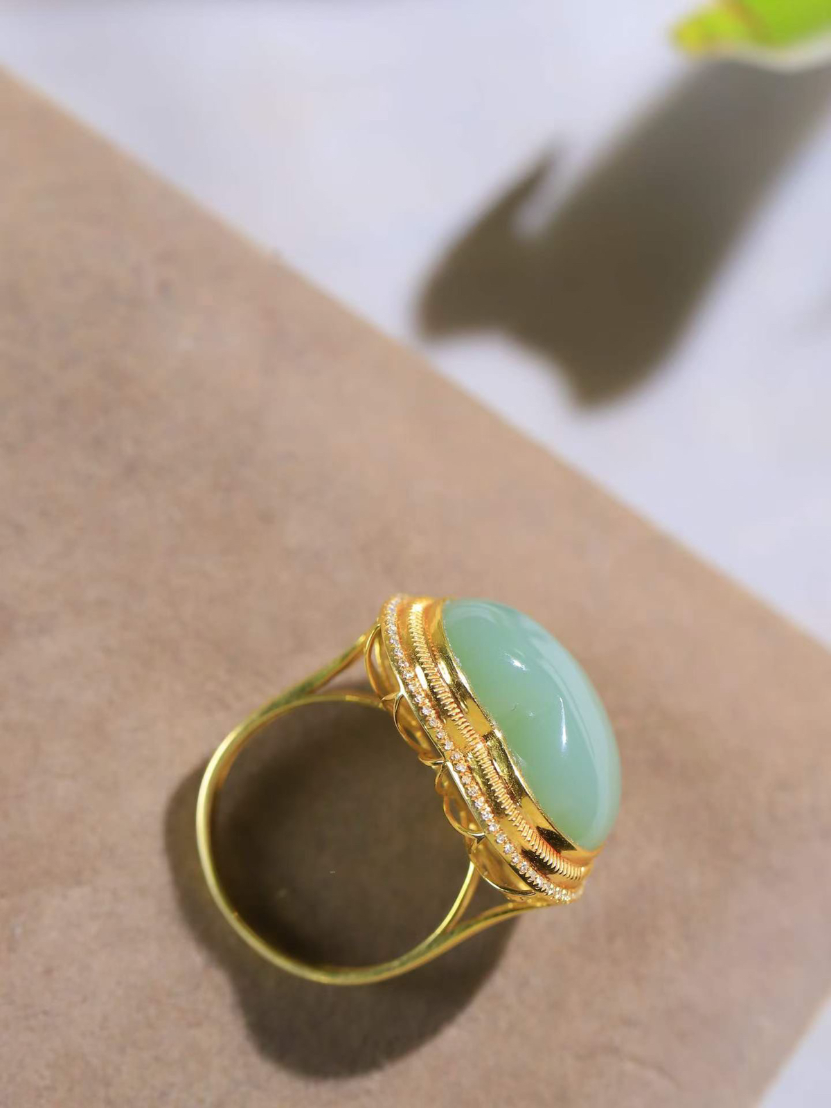 【金镶玉.心心相印.戒指】

精品️和田玉碧玉金镶玉爱心戒指 玉质细腻温润 油性十足 此件寓意获得希望与爱情，心心相印，幸福美满。 18K金镶嵌，精致时尚 （保真金 可检测贵金属18K金）重6.2克  尺寸18-15.5-18.5mm 79501976T