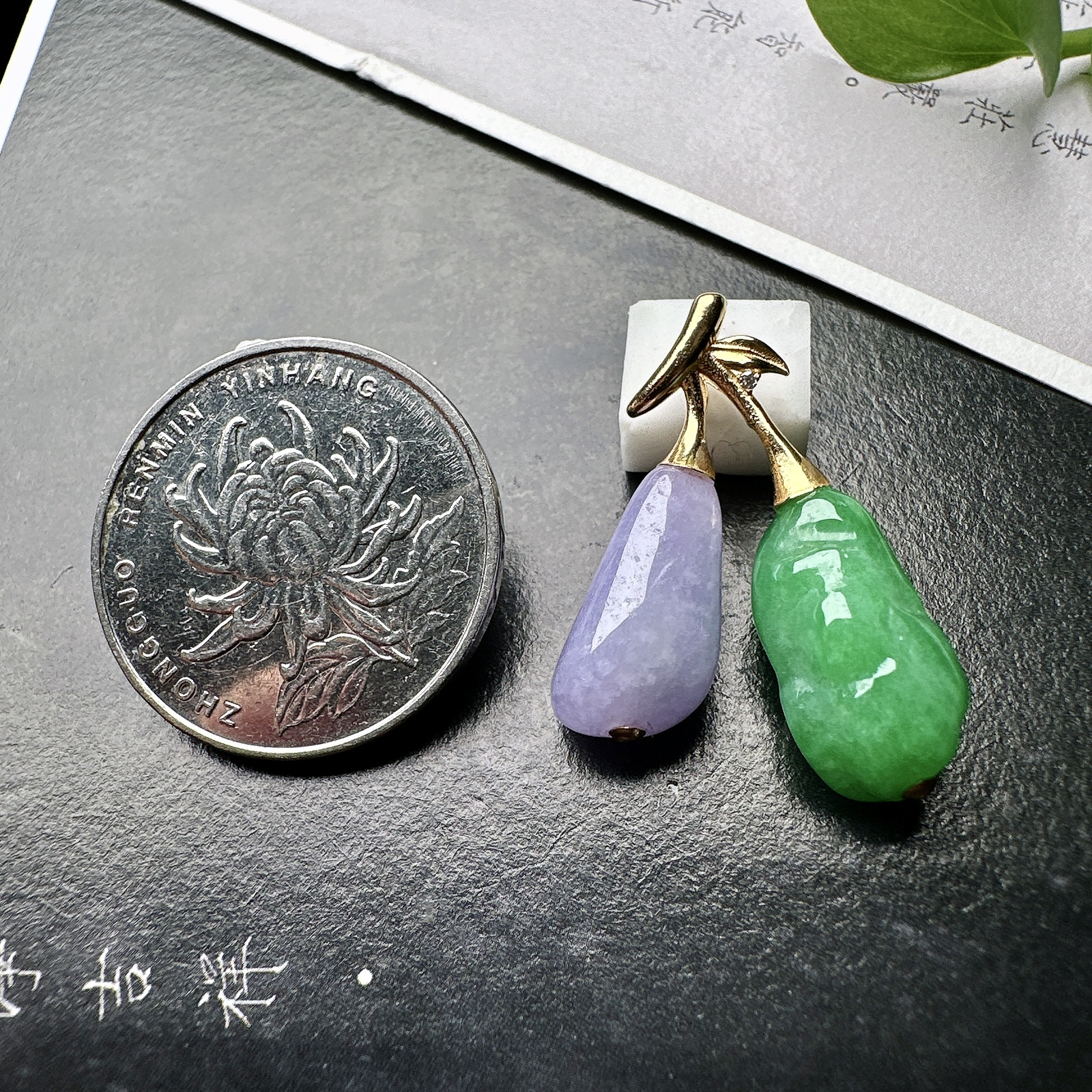 【冰糯种紫+绿随形吊坠】质地细腻，种水上乘，纯净通透，18k金钻精美镶嵌，绿随形裸石尺寸16.4*9.1*8.1毫米