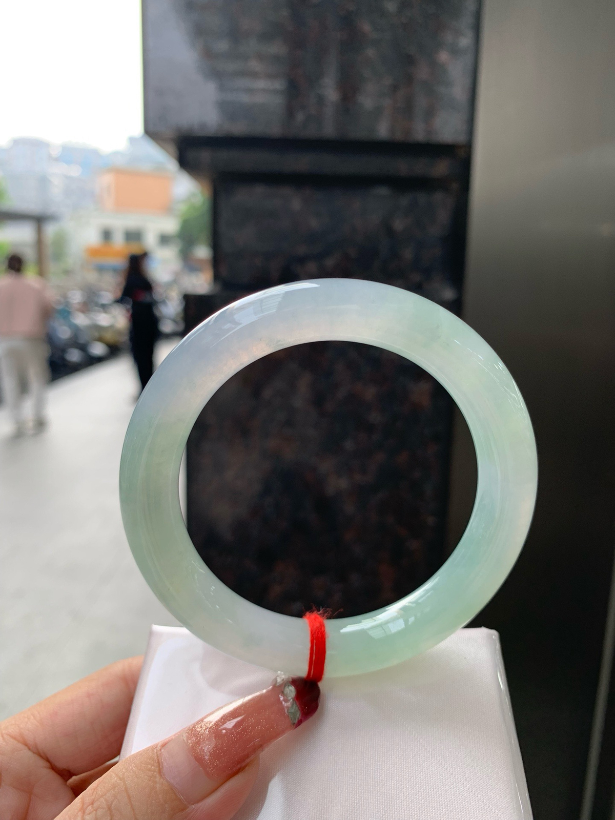 冰晴绿圆条
57-10.8-11
无暇，底妆冰润细腻，满圈淡雅晴绿，像初春嫩芽落入清泉，均匀柔和，抬眼就是一片宁静感