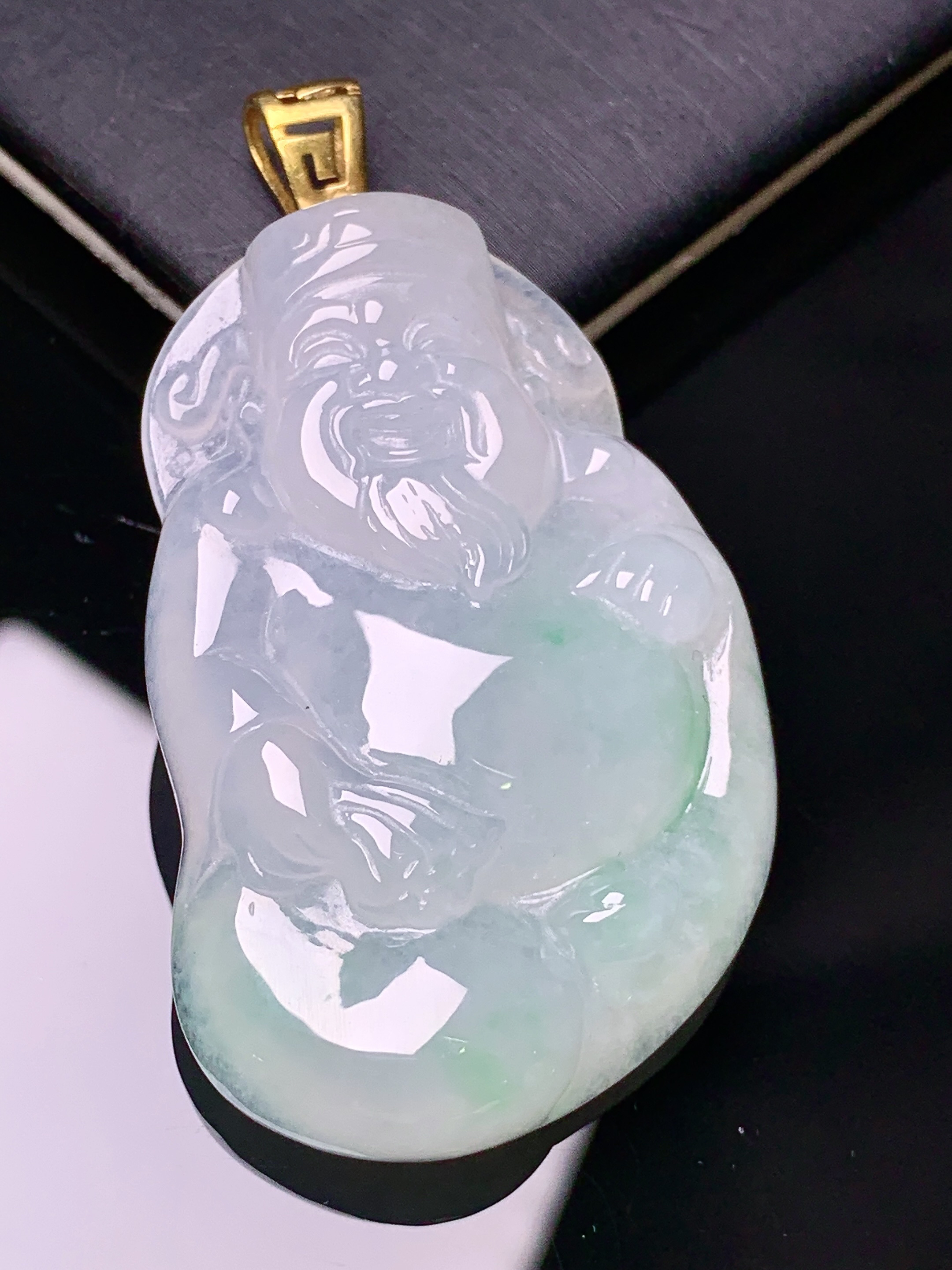 18k金镶嵌飘绿财神吊坠 玉质细腻 色泽艳丽清新 水润亮眼 整体尺寸53.2*29.2*7.5 e1