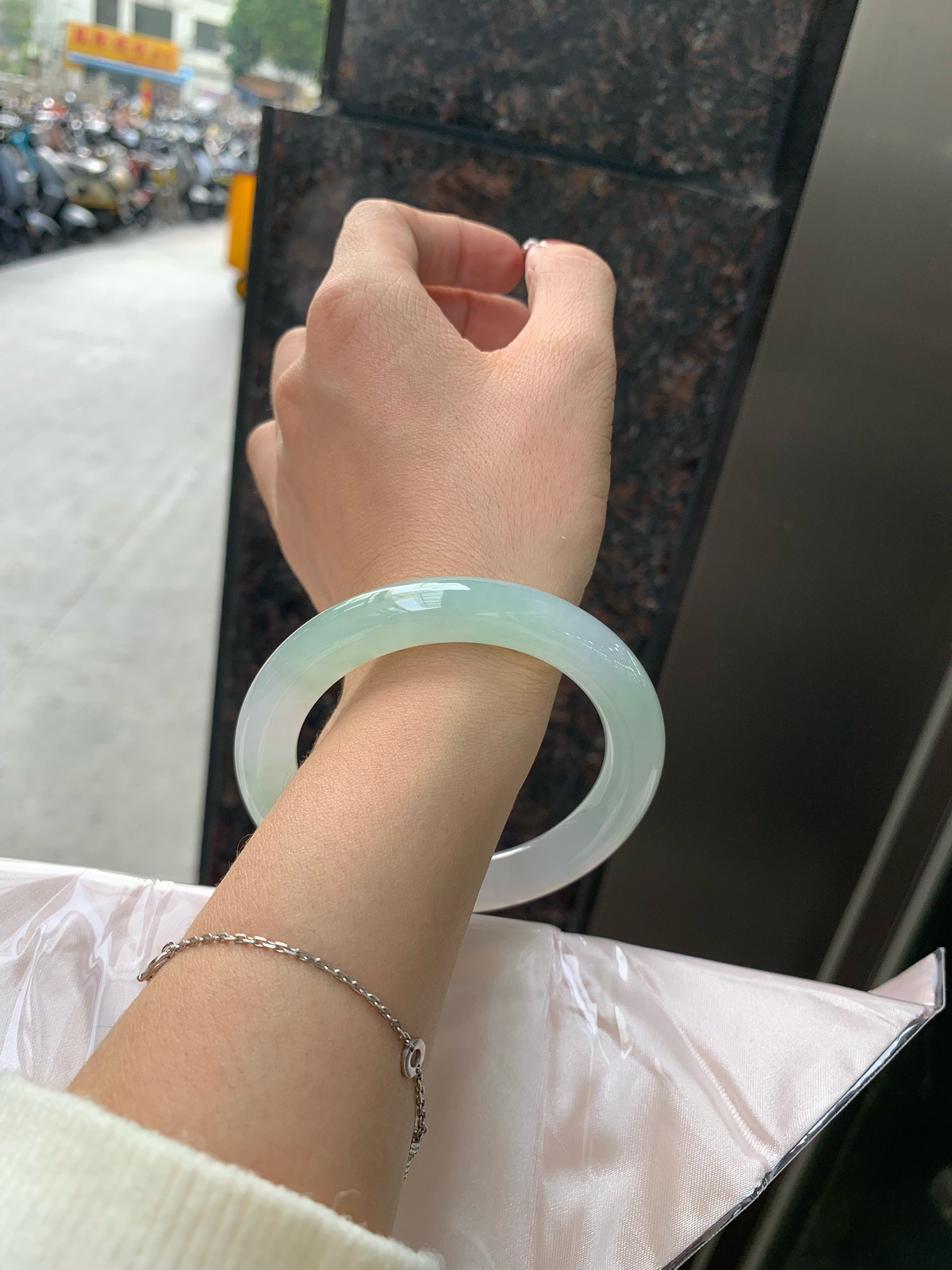 冰晴绿圆条
57-10.8-11
无暇，底妆冰润细腻，满圈淡雅晴绿，像初春嫩芽落入清泉，均匀柔和，抬眼就是一片宁静感