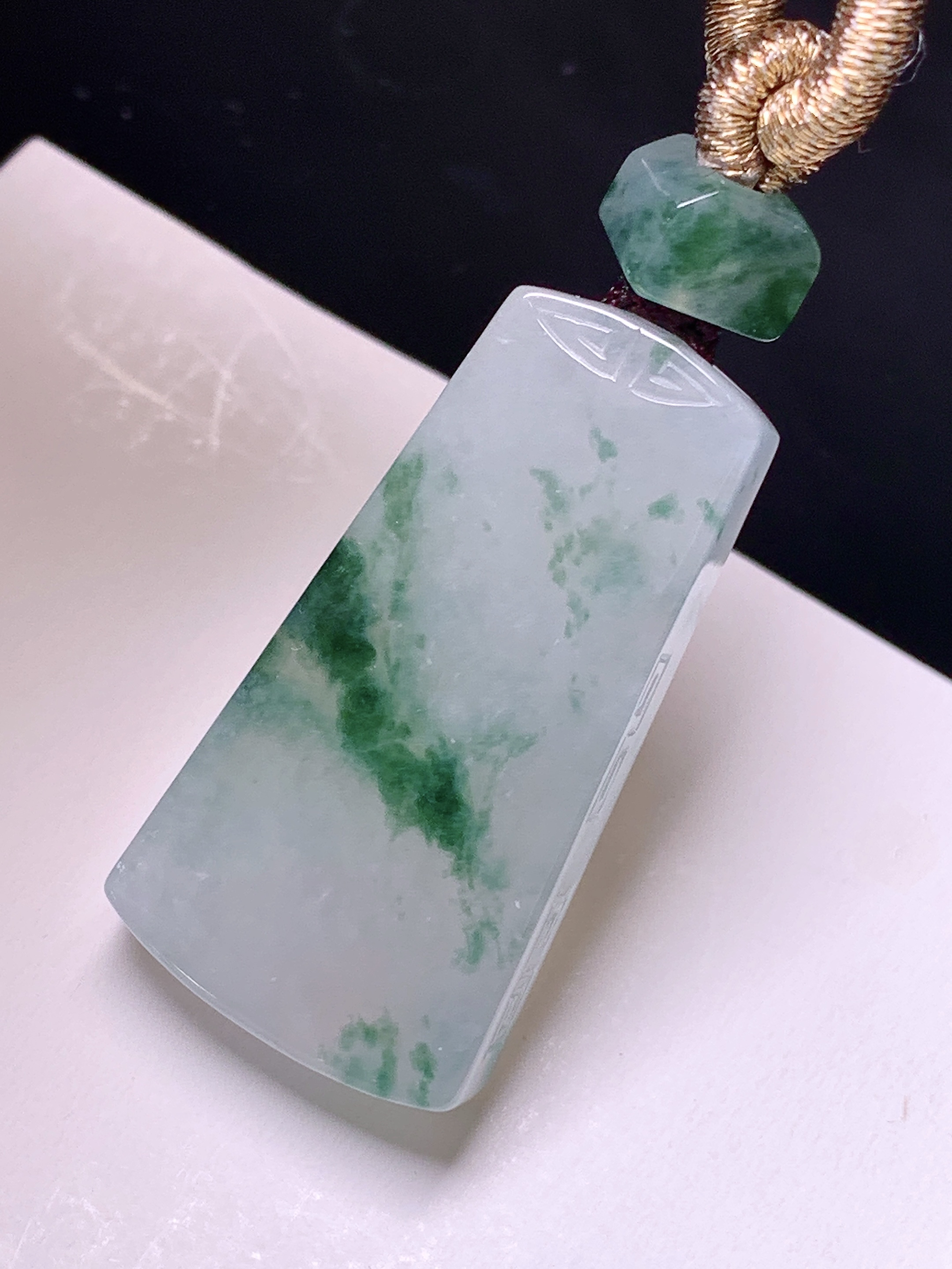 飘绿无事牌吊坠 玉质细腻 色泽艳丽清新 水润亮眼 整体尺寸31.8*16.7*5.8 e1