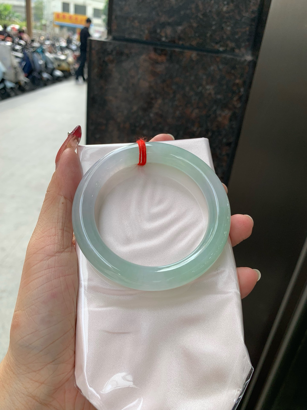 冰晴绿圆条
57-10.8-11
无暇，底妆冰润细腻，满圈淡雅晴绿，像初春嫩芽落入清泉，均匀柔和，抬眼就是一片宁静感