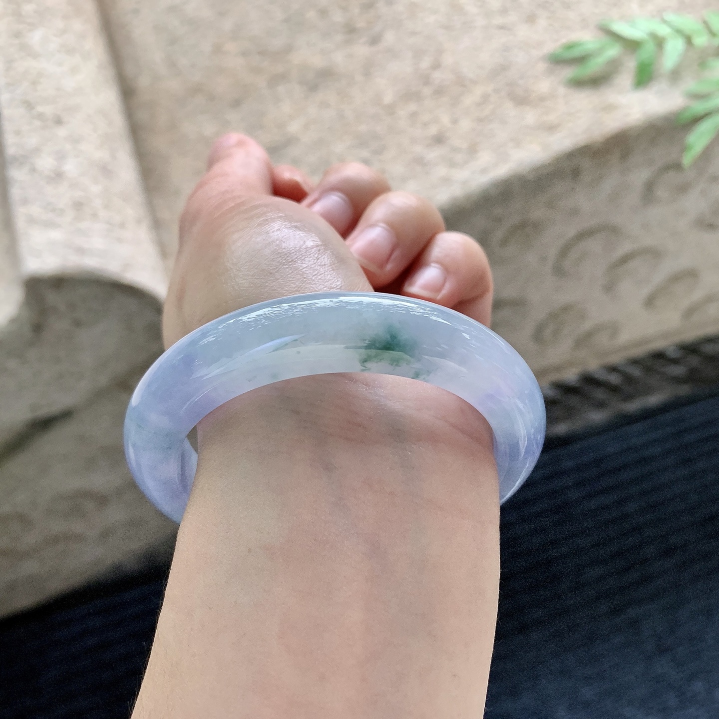 正圈 55，【圈口】55/11.8/9.3，【编码】A1062062，【描述】冰糯飘绿，水润，种老，细腻，无裂