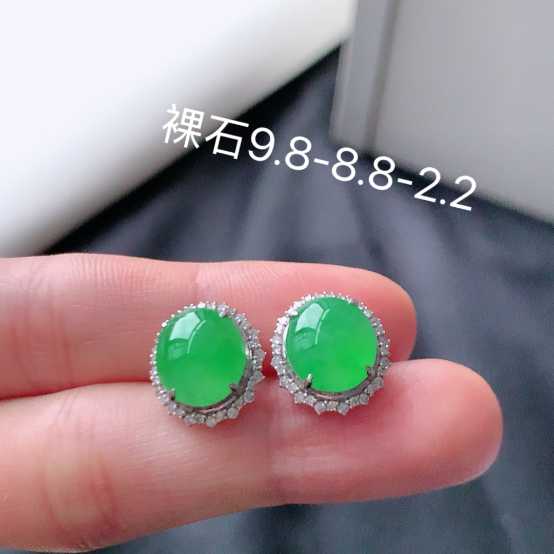 冰阳绿耳钉。色泽均匀，无裂，细腻莹润，佩戴精致优雅 货号57519，9.8-8.8-2.2