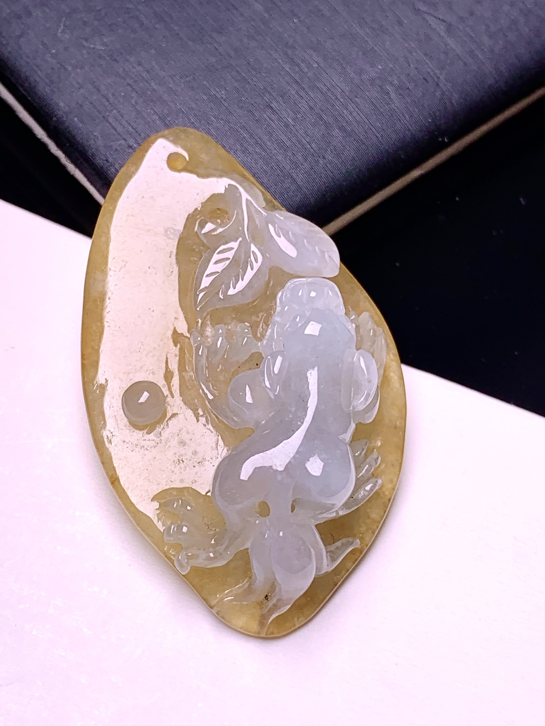 黄翡呱呱来财吊坠 玉质细腻 色泽艳丽清新 水润亮眼 整体尺寸38.5*23.5*8.8 a5