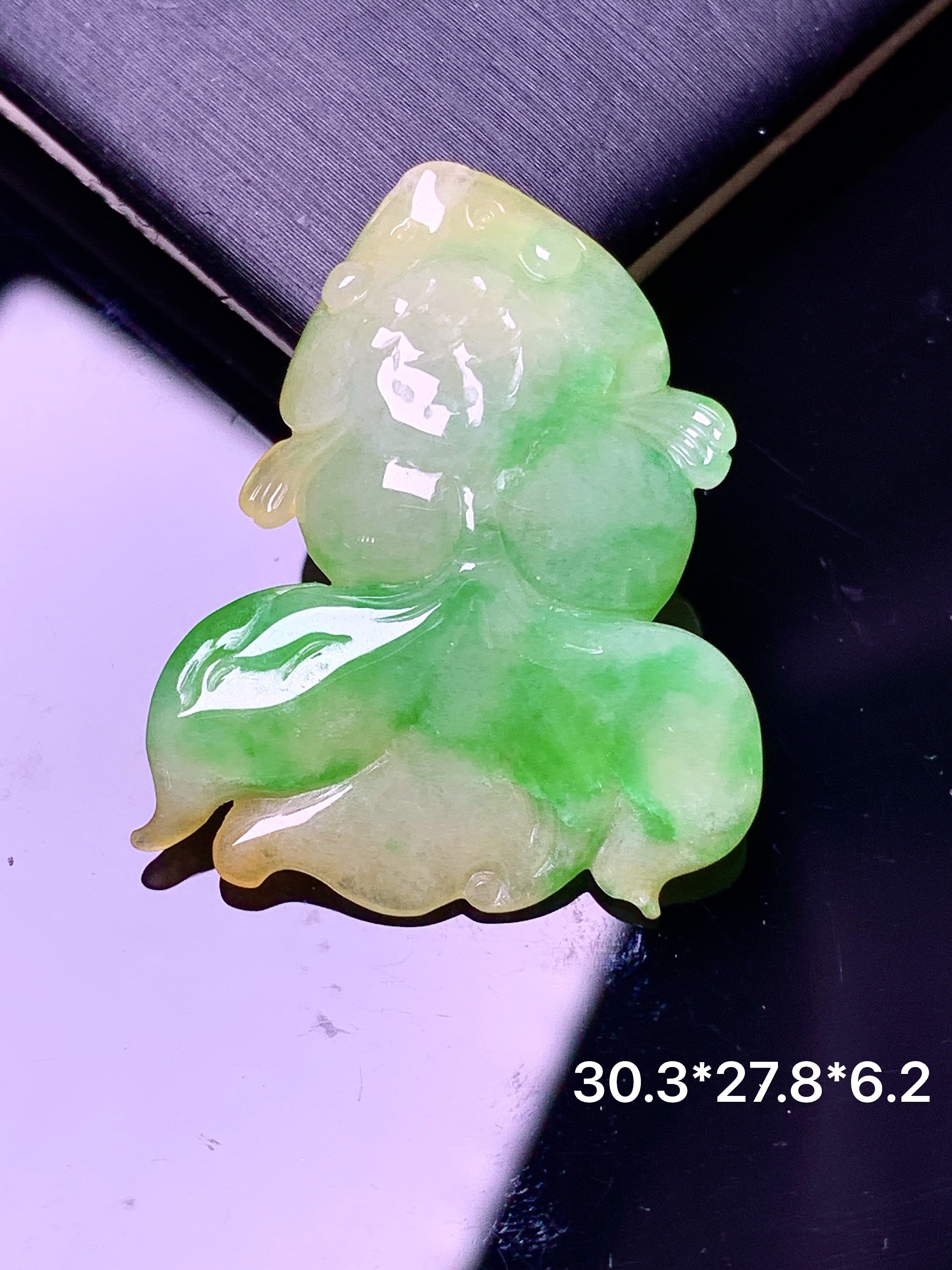 飘黄绿翡金鱼吊坠 玉质细腻 色泽艳丽清新 水润亮眼 整体尺寸30.3*27.8*6.2 a5