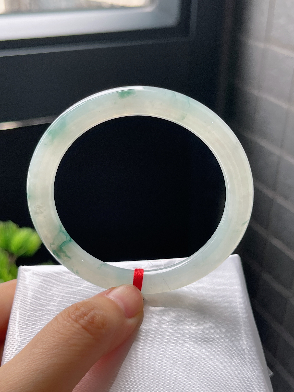 圆镯53.5圈口，翡翠冰糯种飘花手镯