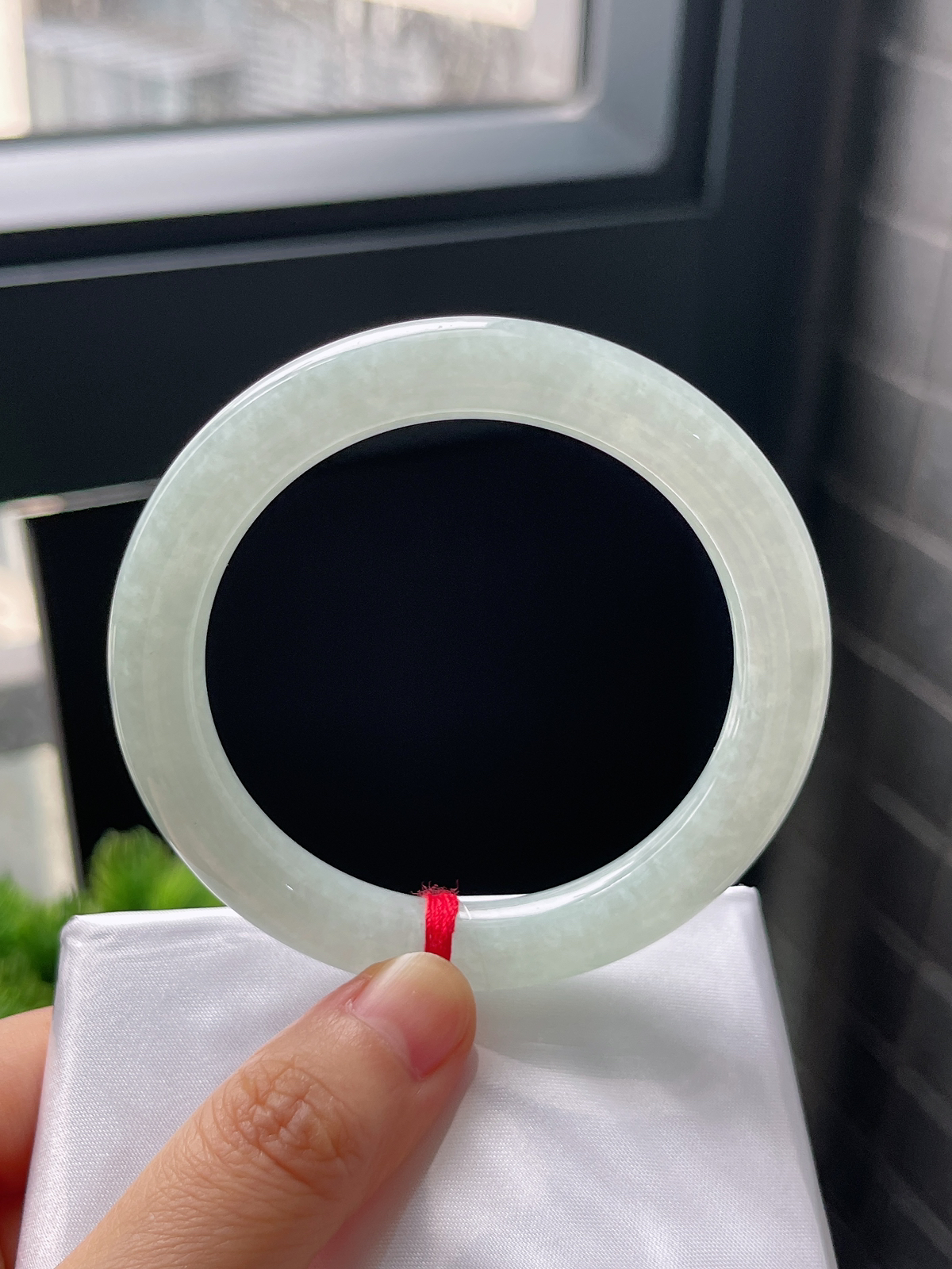 圆镯53.5圈口，翡翠冰糯种白色手镯