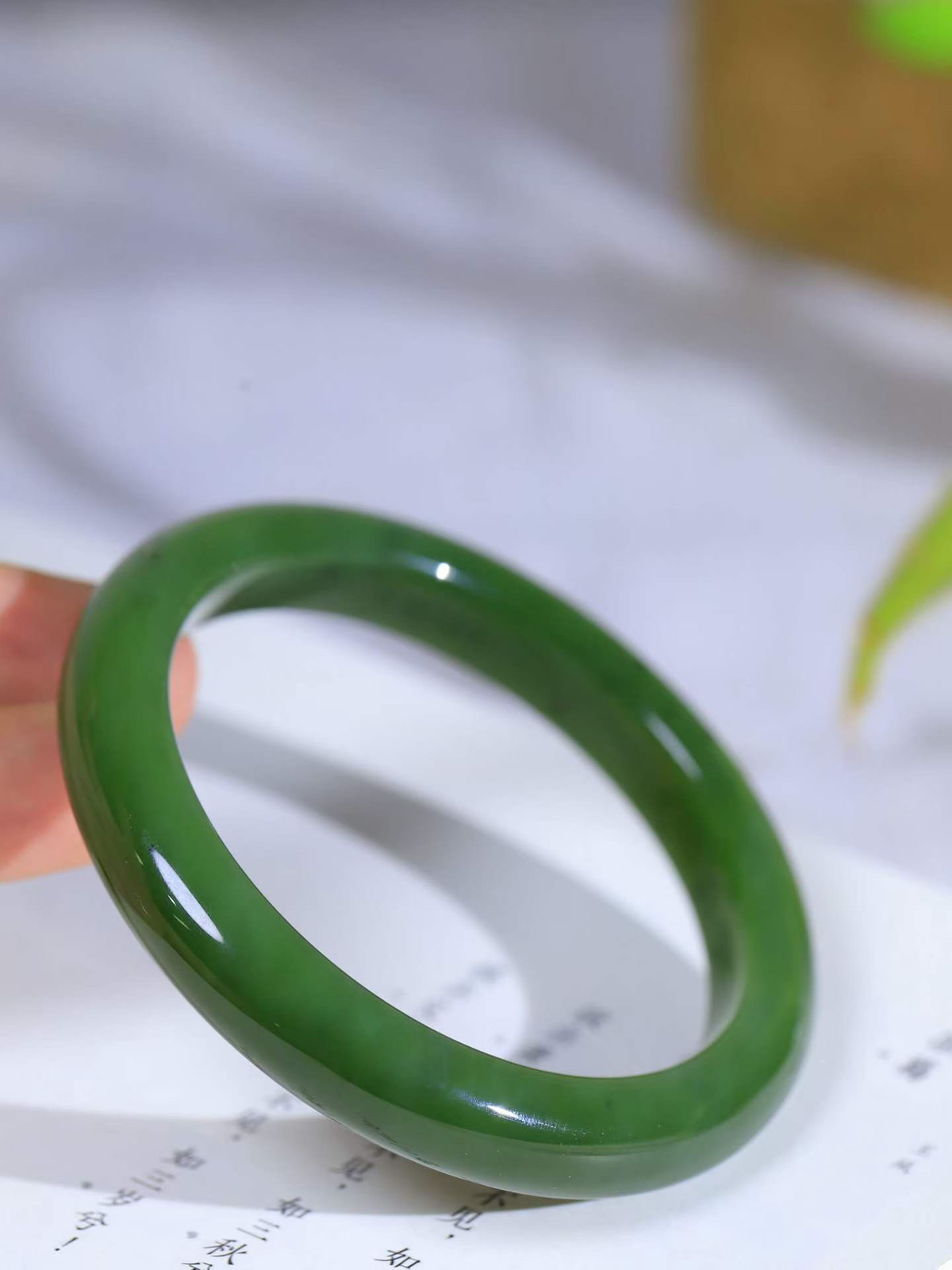 【腕间柔情.手镯】   

精品️和田玉碧玉手镯 玉质温润细腻 油性十足 古朴秀雅 轻抚岁月的栏杆软香温玉，腕间玉镯轻轻晃动，令人情动心间，撷一缕月末的芬芳，把心思铺陈，时光静美，惟有你最温柔。重49克   尺寸58-10.7-8.7mm  46501955A