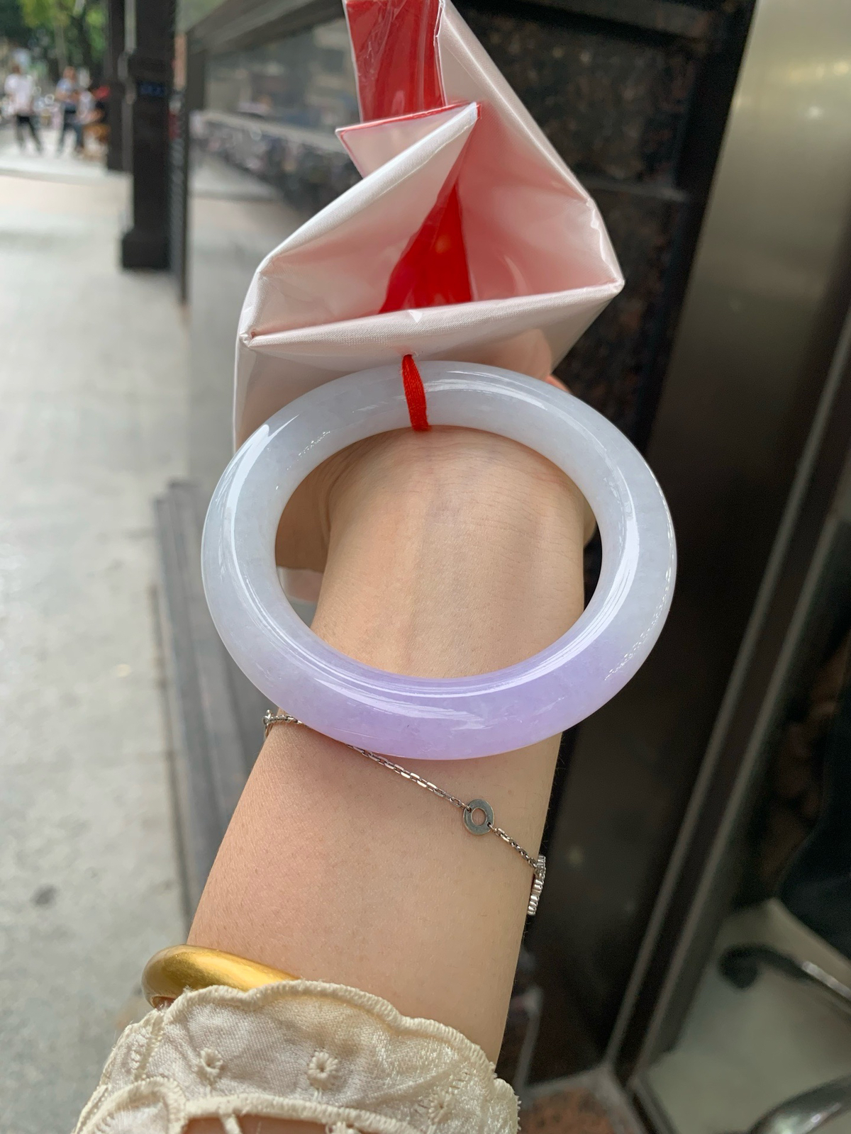 紫罗兰圆条
58.8-12.5-12.3
无暇，底妆水润，一节圈紫罗兰吸睛抢眼，浪漫迷人，仙气飘飘，优雅高贵显气质，满满紫罗兰底色均匀不失色，不同光线不一样视觉感受