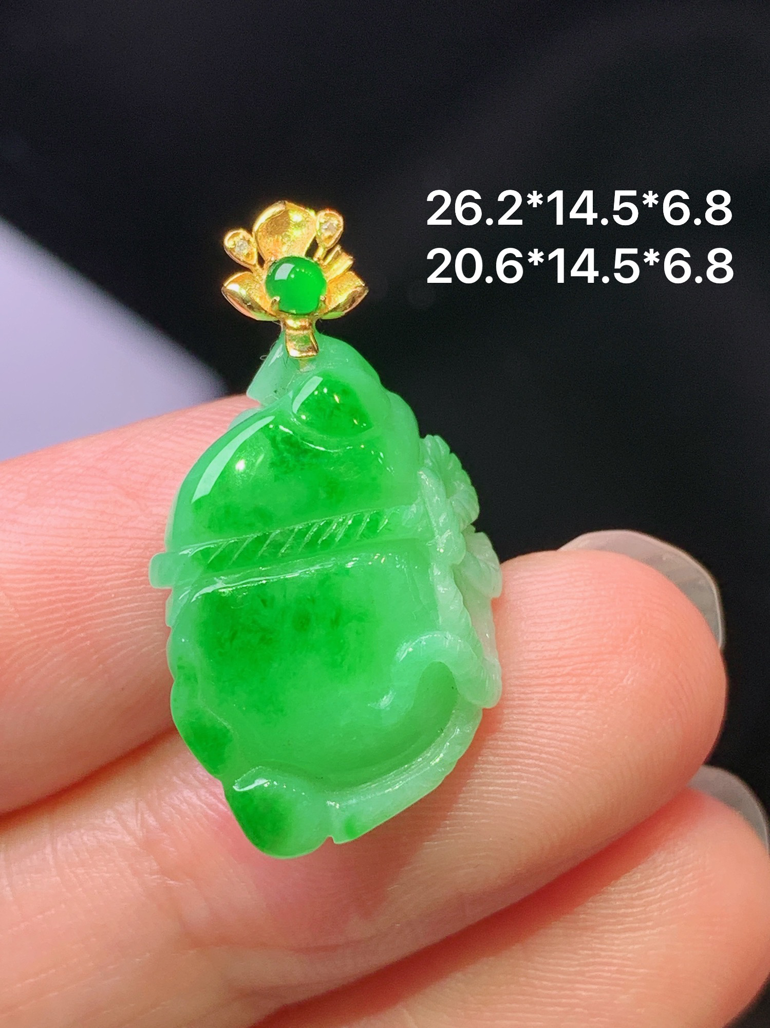 18k金镶嵌阳绿钱袋吊坠 玉质细腻 色泽艳丽清新 水润亮眼 整体尺寸26.2*14.5*6.8 e1