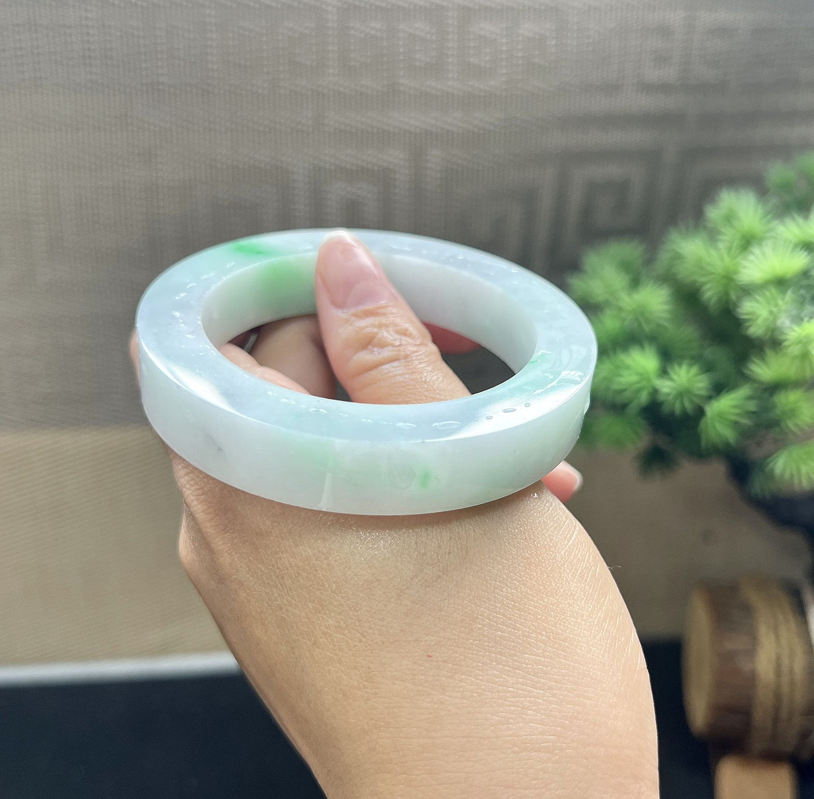 翡翠毛坯，（纹裂放漏）正圈最大做58，圆条最大做55.5，最小做53.5