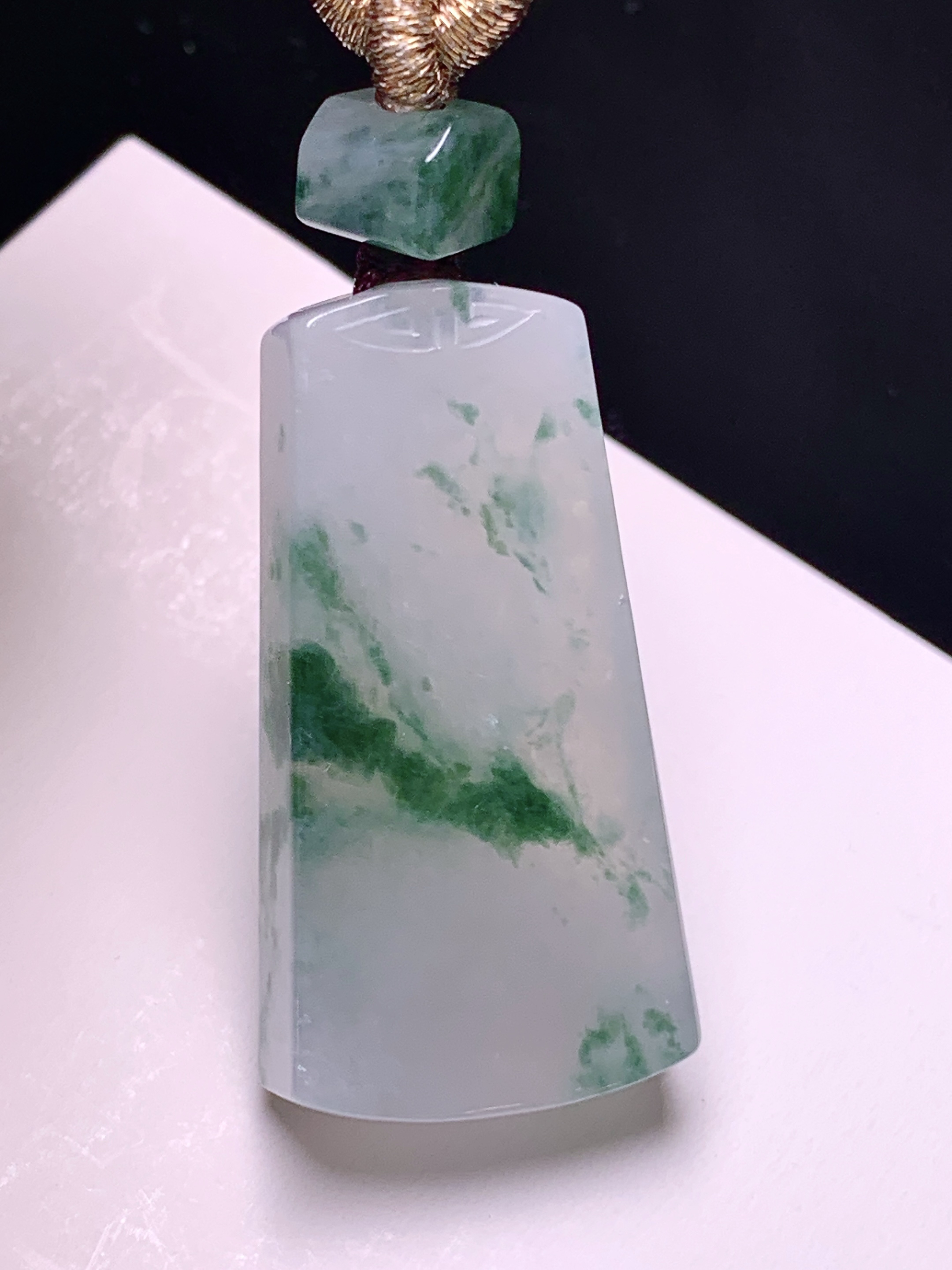 飘绿无事牌吊坠 玉质细腻 色泽艳丽清新 水润亮眼 整体尺寸31.8*16.7*5.8 e1