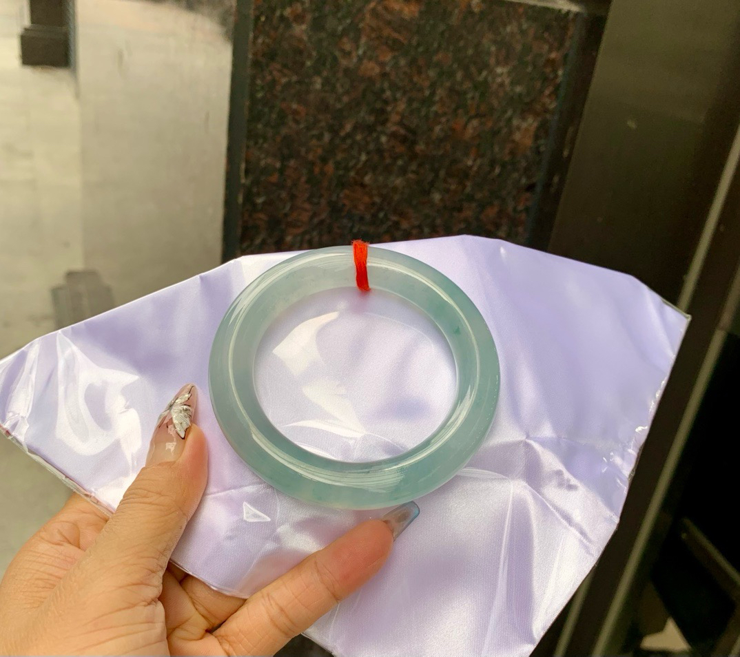 冰飘花圆条
58-12.1-12
无暇，底妆冰透，胶润细腻，冰底碎花灵动飘逸，勾勒出一幅唯美诗意的山水意境画，古典优雅又秀气。